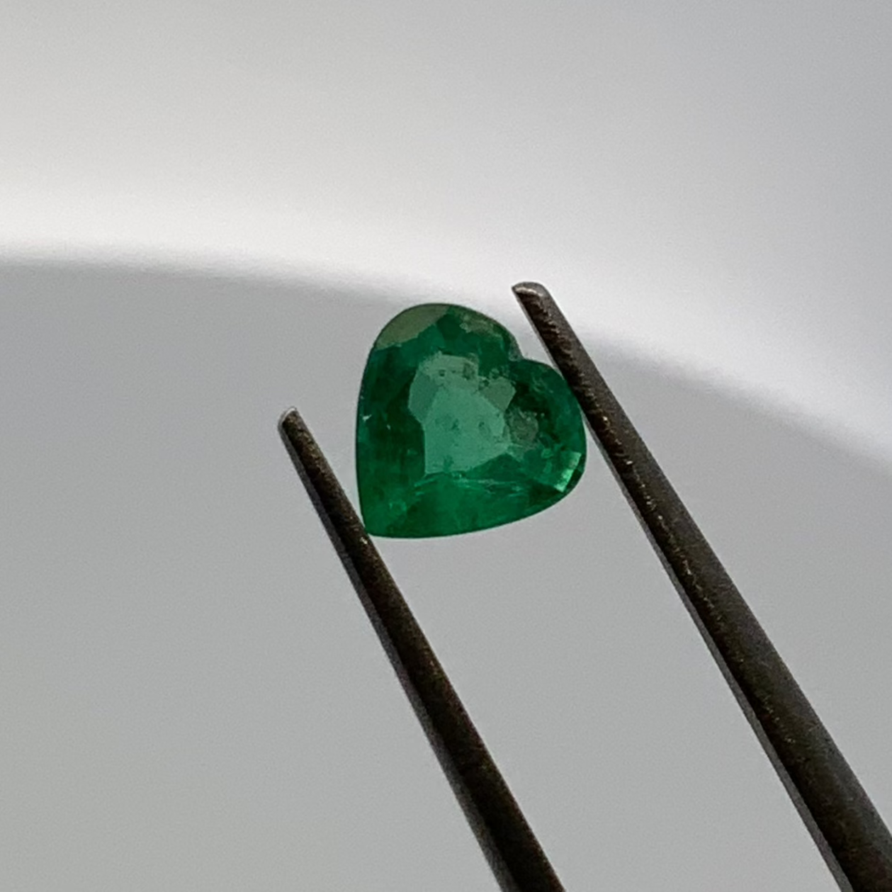 121 - Esmeralda Corte Corazón de 0.66ct / Medidas: 5.96 x 6.01mm