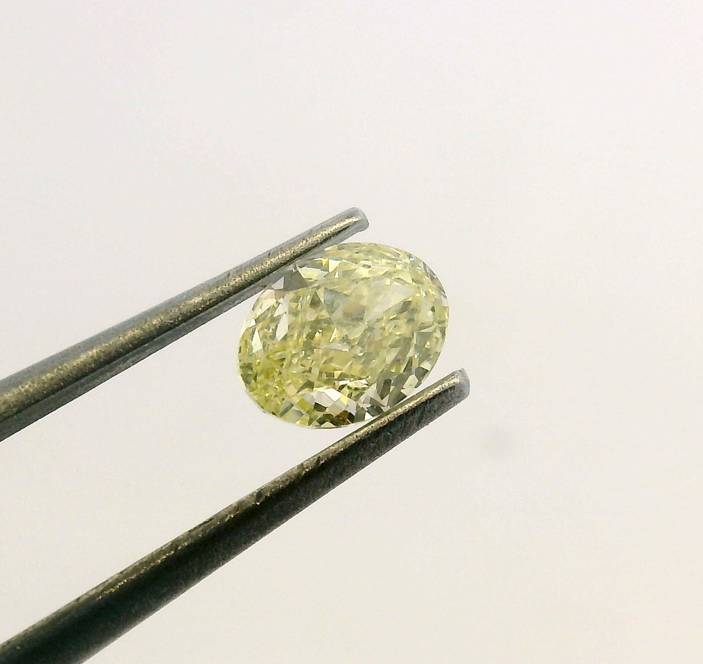 Diamante Amarillo Corte Oval de 0.62ct / Medidas 6.16x 4.56mm
