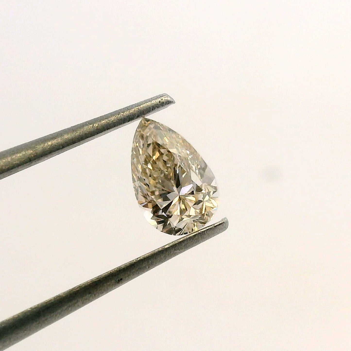 Diamante Champagne / Café Corte Gota de 0.60ct / Medidas 6.61 x 4.30mm