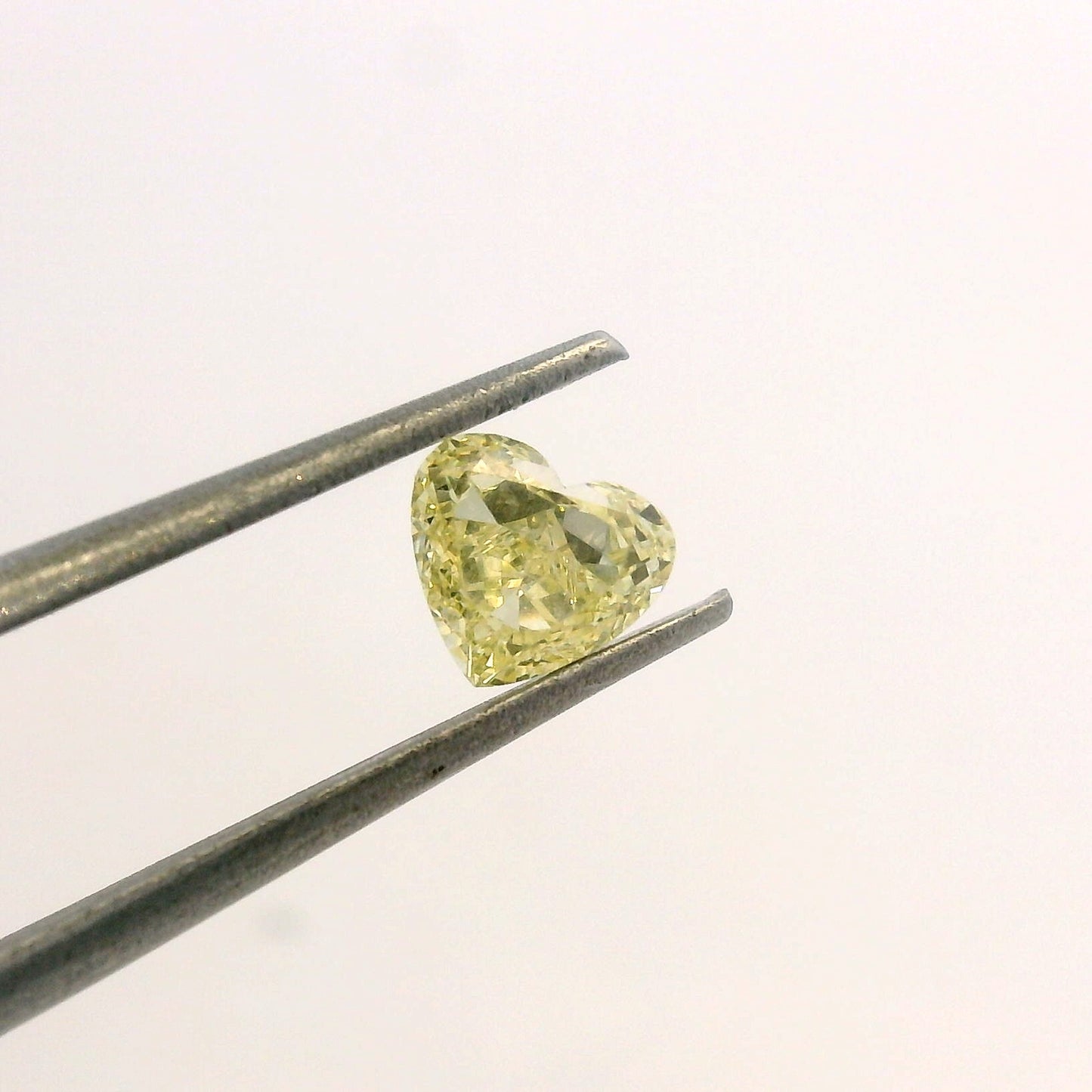 Diamante Amarillo Corte Corazón de 0.53ct / Medidas 4.64 x 5.20mm