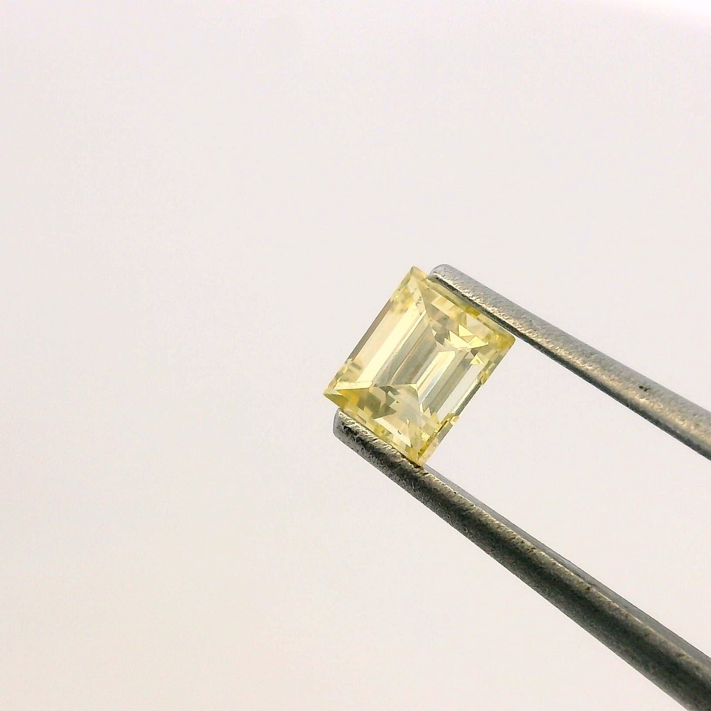 Diamante Amarillo Corte Baguette de 0.33ct  / Medidas 4.10 x 3.76mm