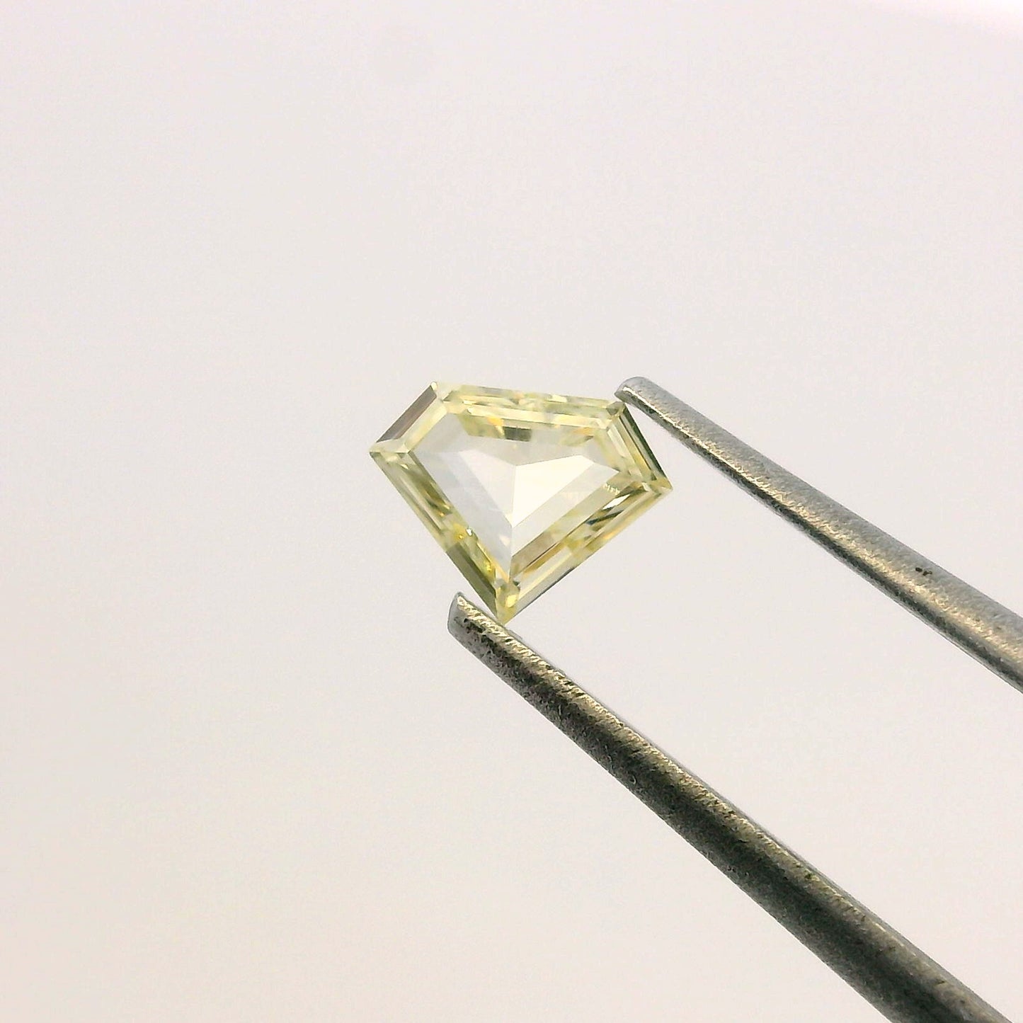 Diamante Amarillo Corte Diamante Retrato de 0.29ct / Medidas 4.36 x 5.71mm