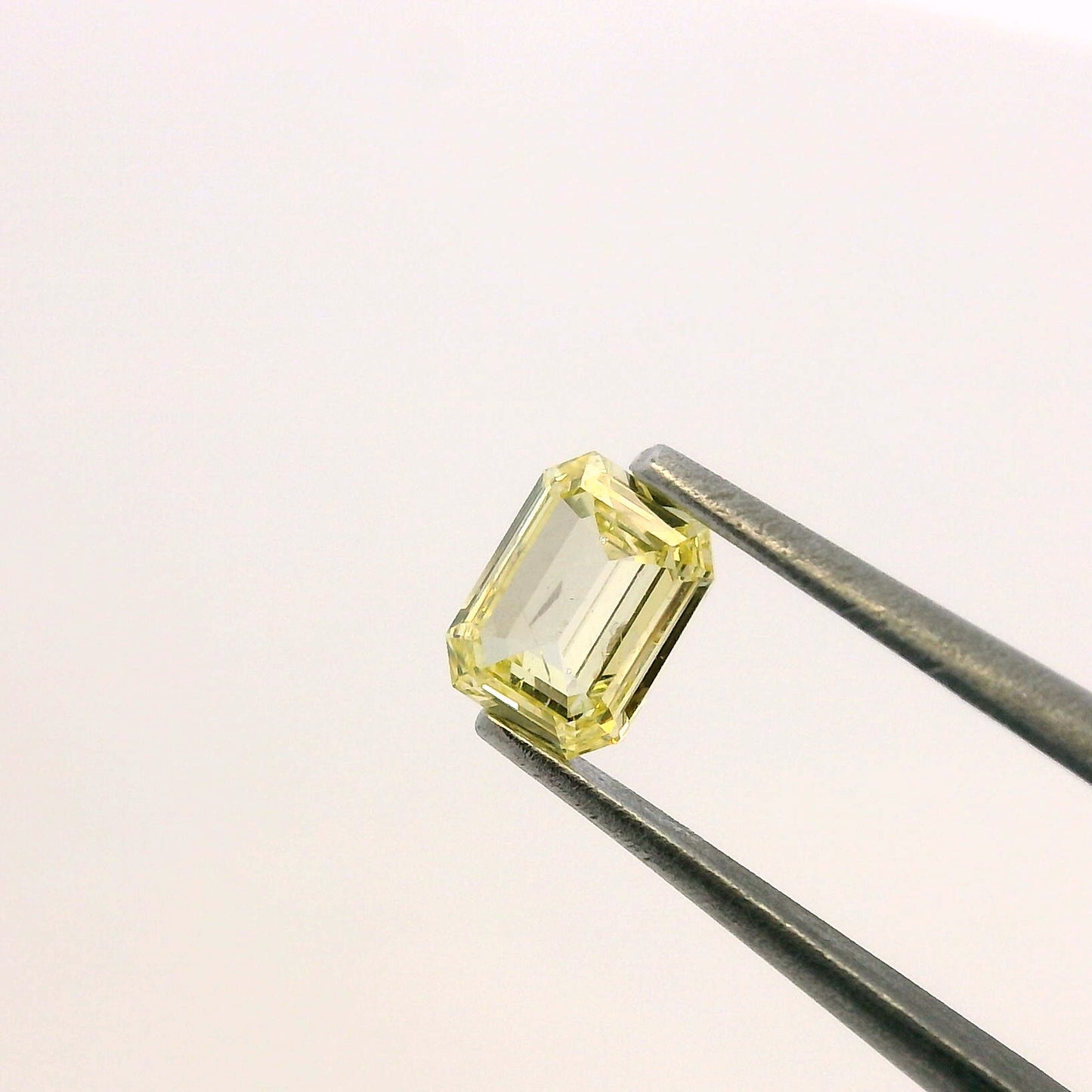 Diamante Amarillo Corte Esmeralda Retrato de 0.32ct / Medidas 4.93 x 3.67mm