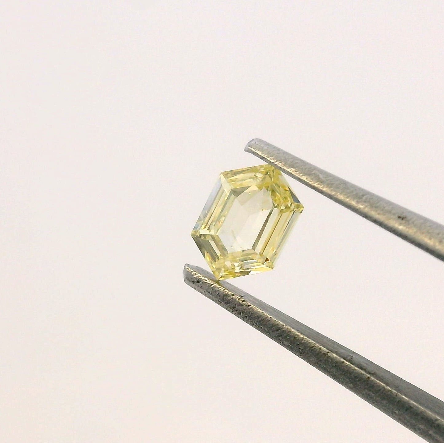 Diamante Amarillo Corte Retrato Hexagonal de 0.22ct / Medidas 5.08 x 3.44mm