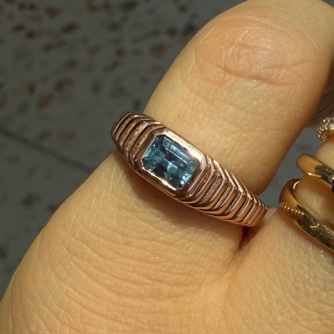 Anillo Cleopatra Chico con Zafiro Azul Verdoso (Edición Limitada)