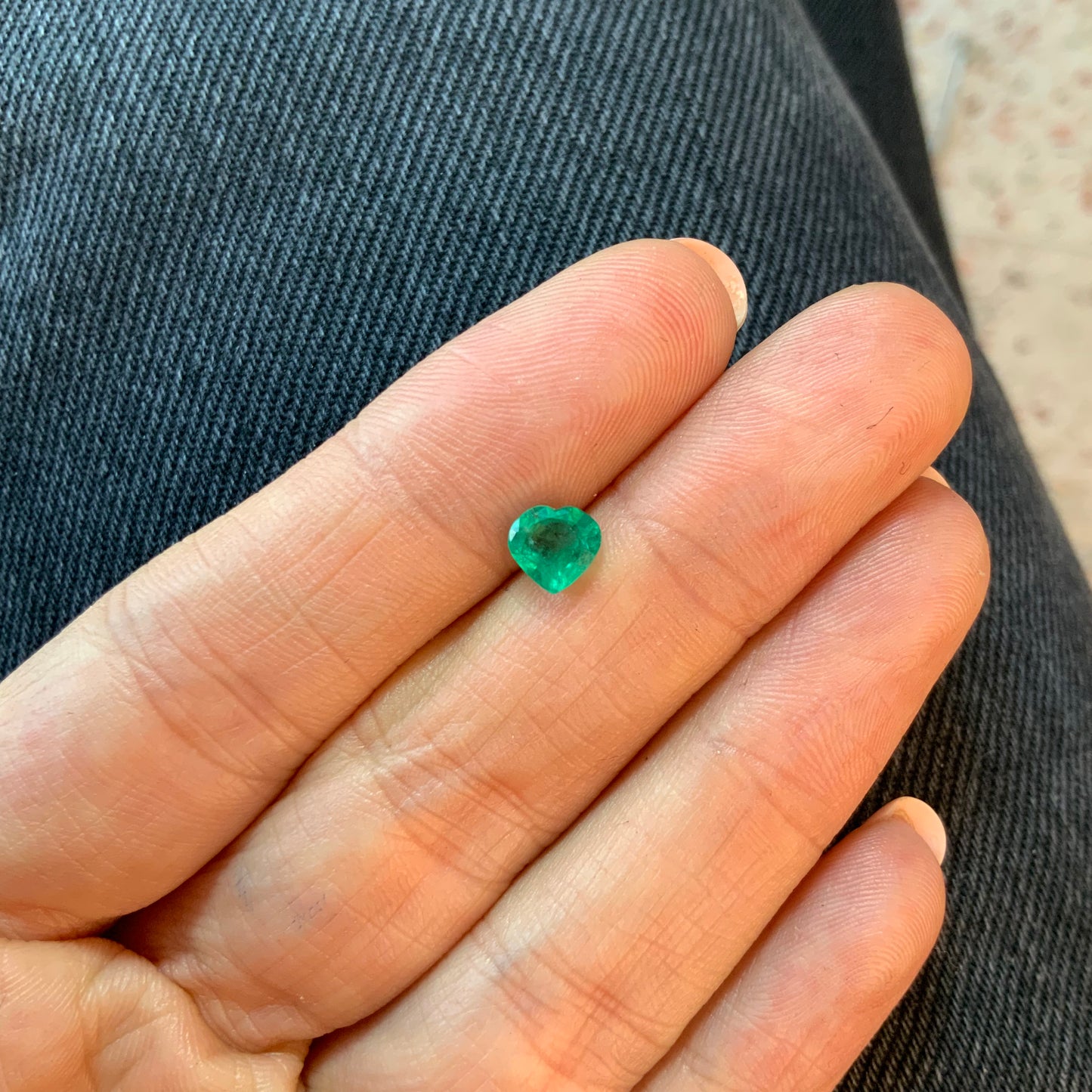 121 - Esmeralda Corte Corazón de 0.66ct / Medidas: 5.96 x 6.01mm
