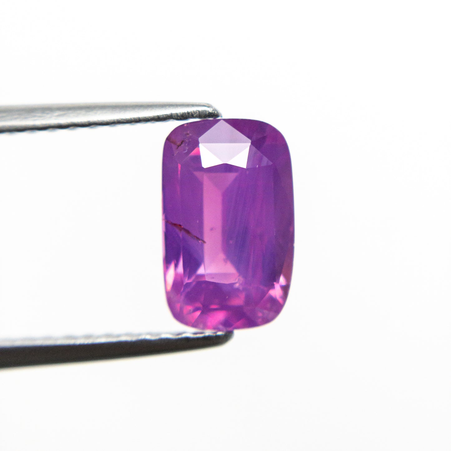 ANTICIPO/APARTADO Zafiro opalescente corte cushion alargado rosa fosforescente con inclusiones naranjas de 1.86ct, valor total 42,300 pesos