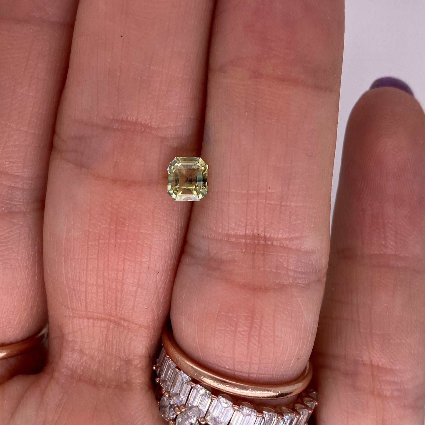 PIEDRA SUELTA / Zafiro amarillo con listones azules de 0.70ct / Valor total 14,450 pesos