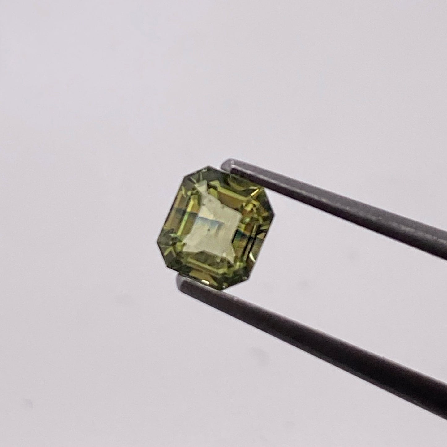 PIEDRA SUELTA / Zafiro amarillo con listones azules de 0.70ct / Valor total 14,450 pesos