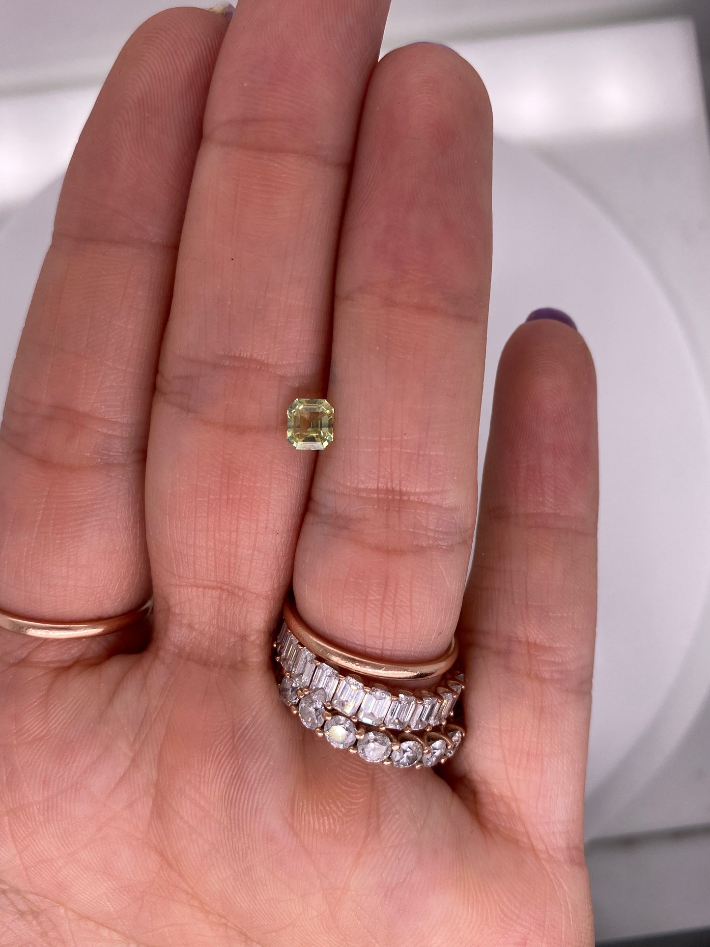 PIEDRA SUELTA / Zafiro amarillo con listones azules de 0.70ct / Valor total 14,450 pesos