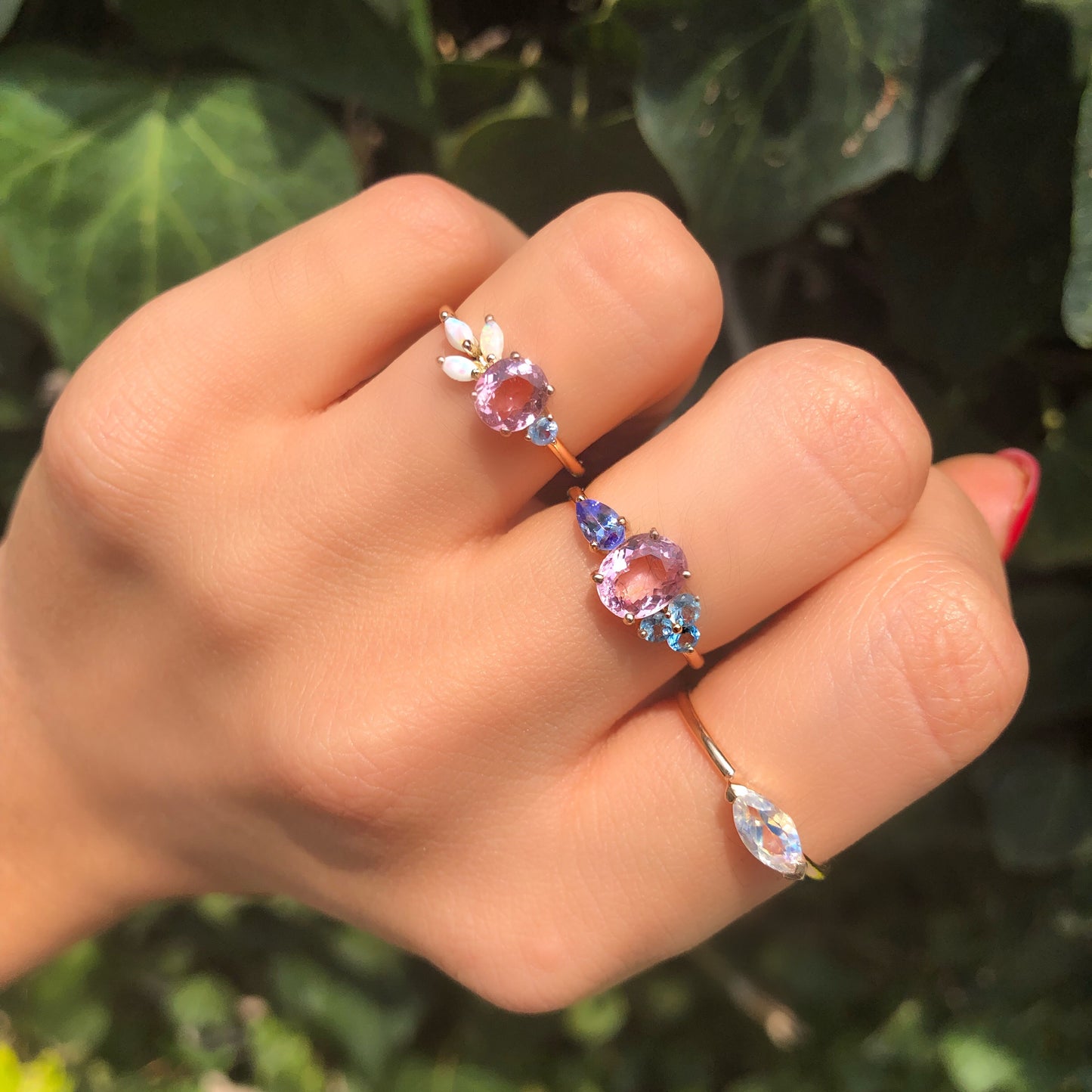 Anillo de Turmalina Rosa con Ópalos y Zafiro