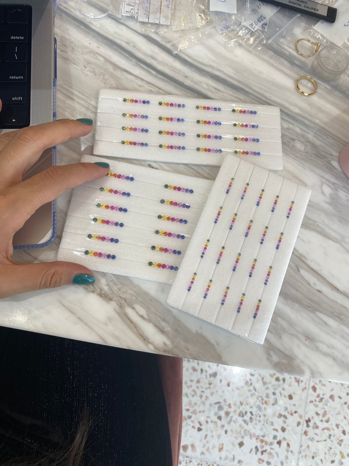 Anillo Leah Arcoiris Mediano