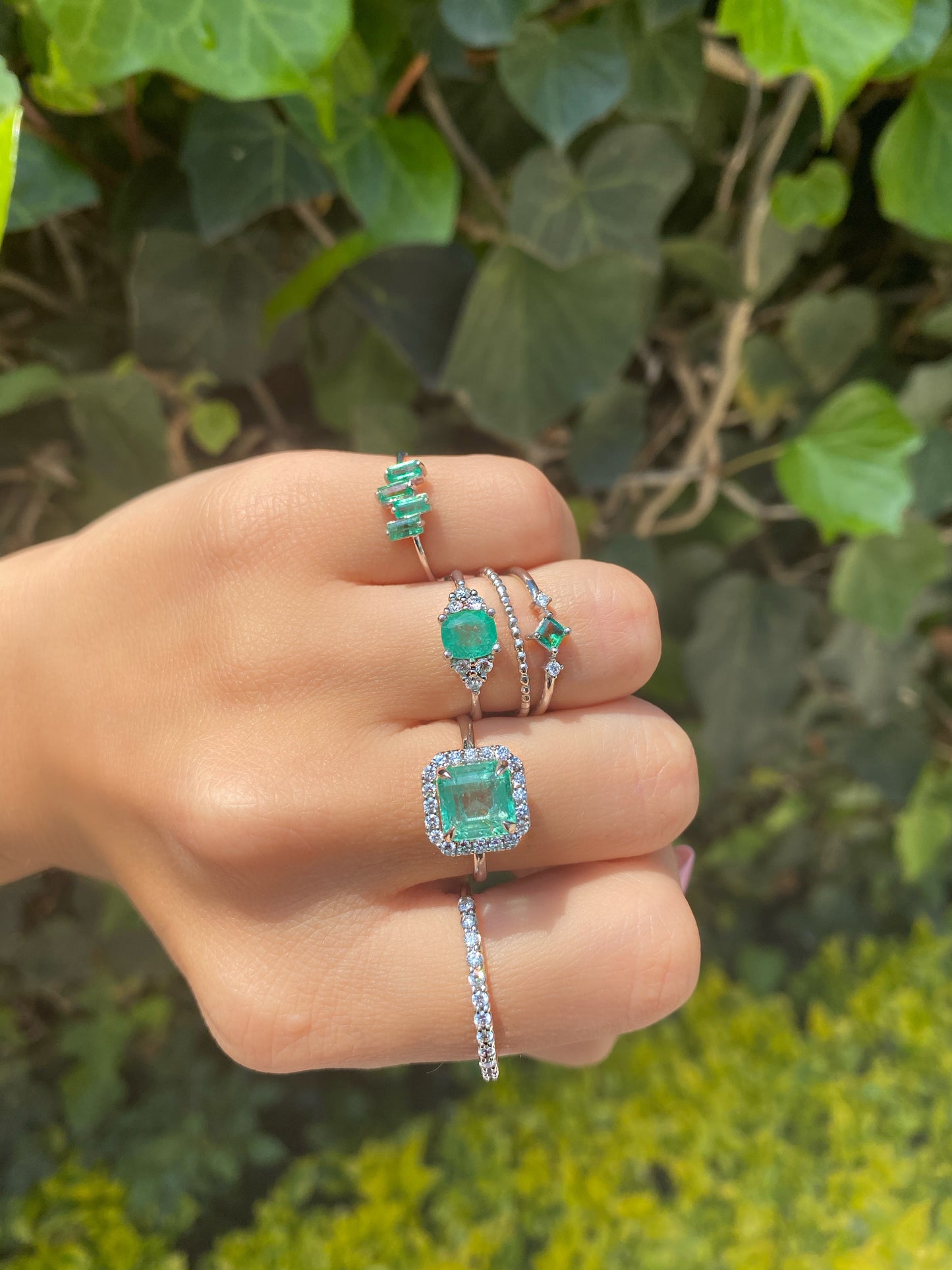 PIEZA ÚNICA / Anillo de esmeralda en rombo con diamantes laterales