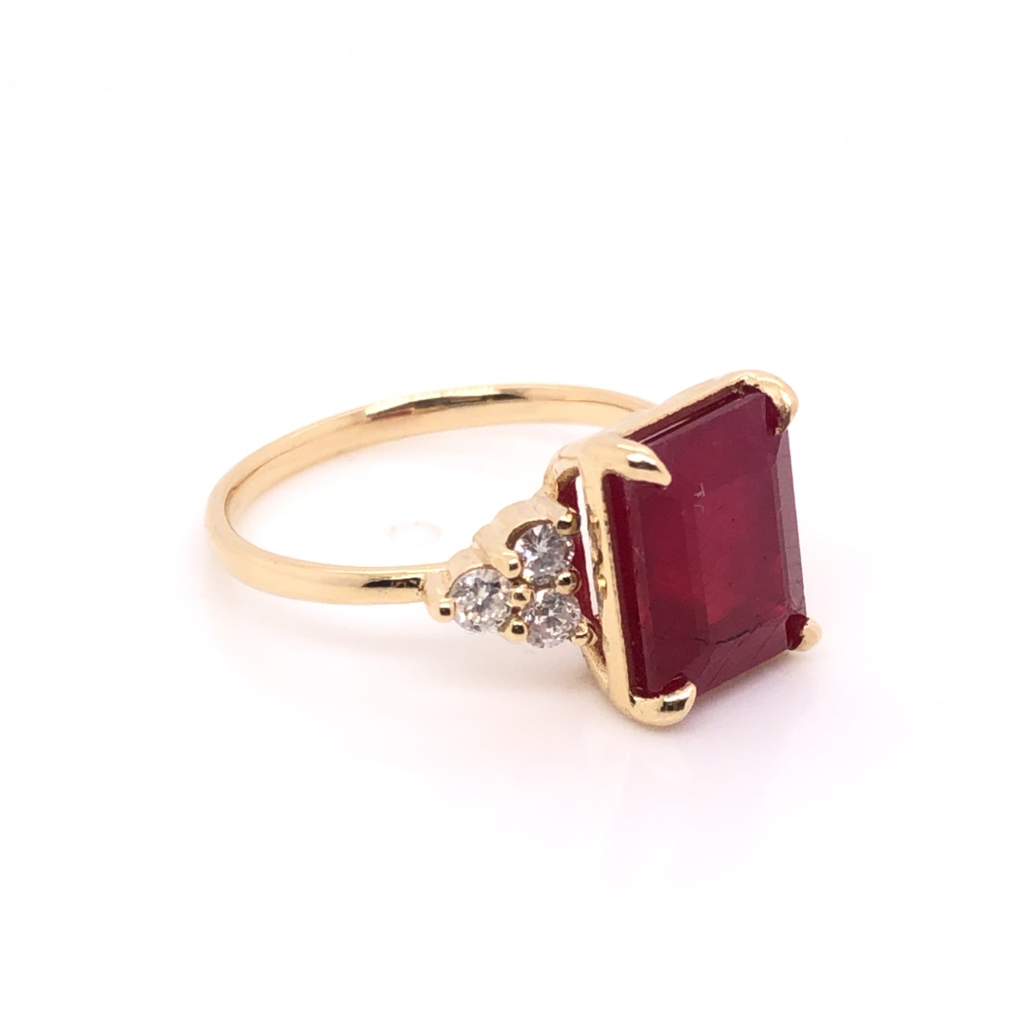 Anillo de Rubí corte Esmeralda con diamantes laterales (pieza única)