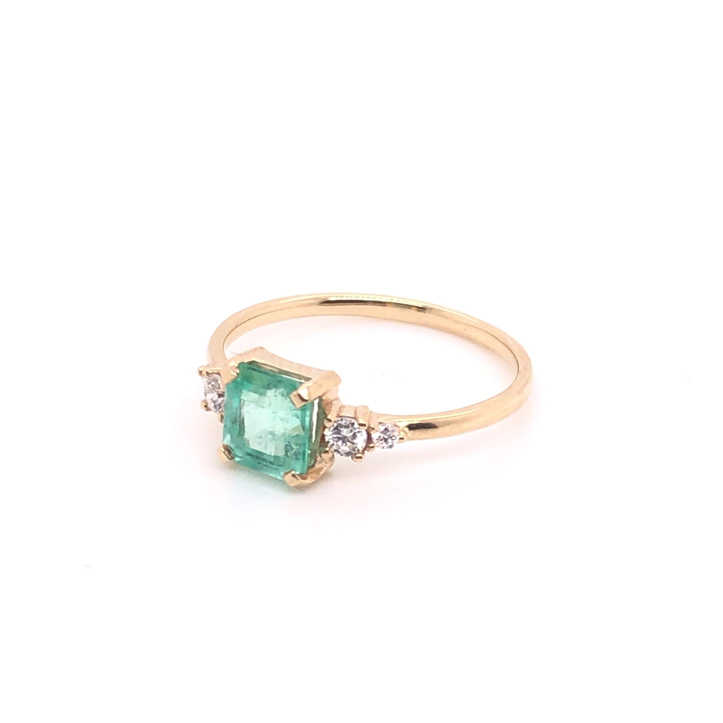 Anillo de Esmeralda con Diamantes Laterales (pieza única)