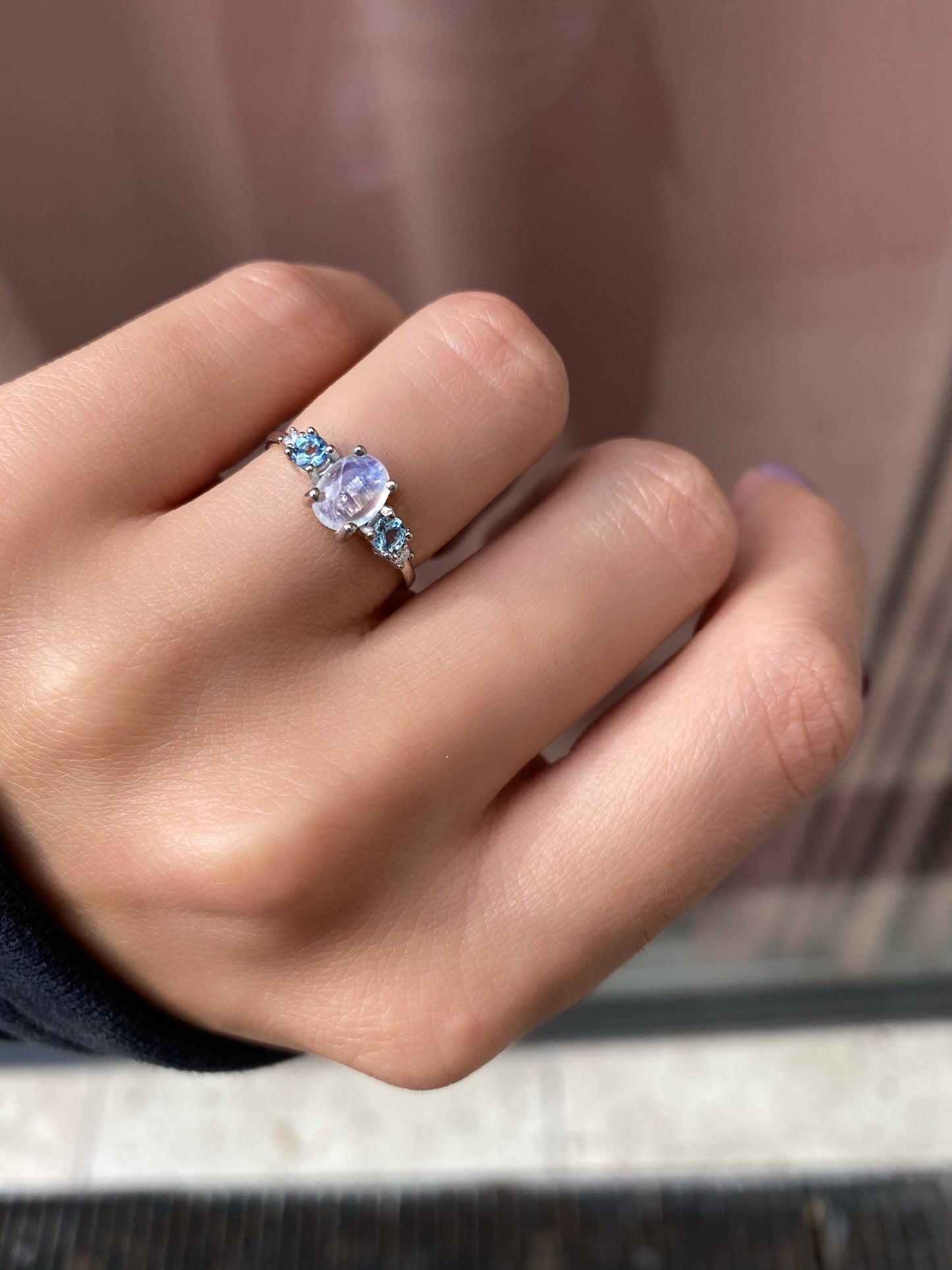Anillo de Moonstone Cabujón con Aguamarinas y Diamantes