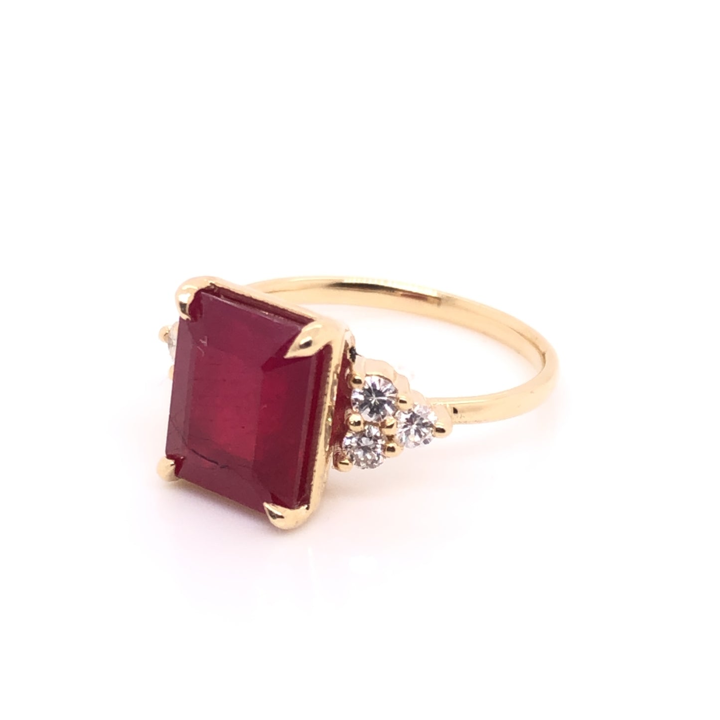 Anillo de Rubí corte Esmeralda con diamantes laterales (pieza única)