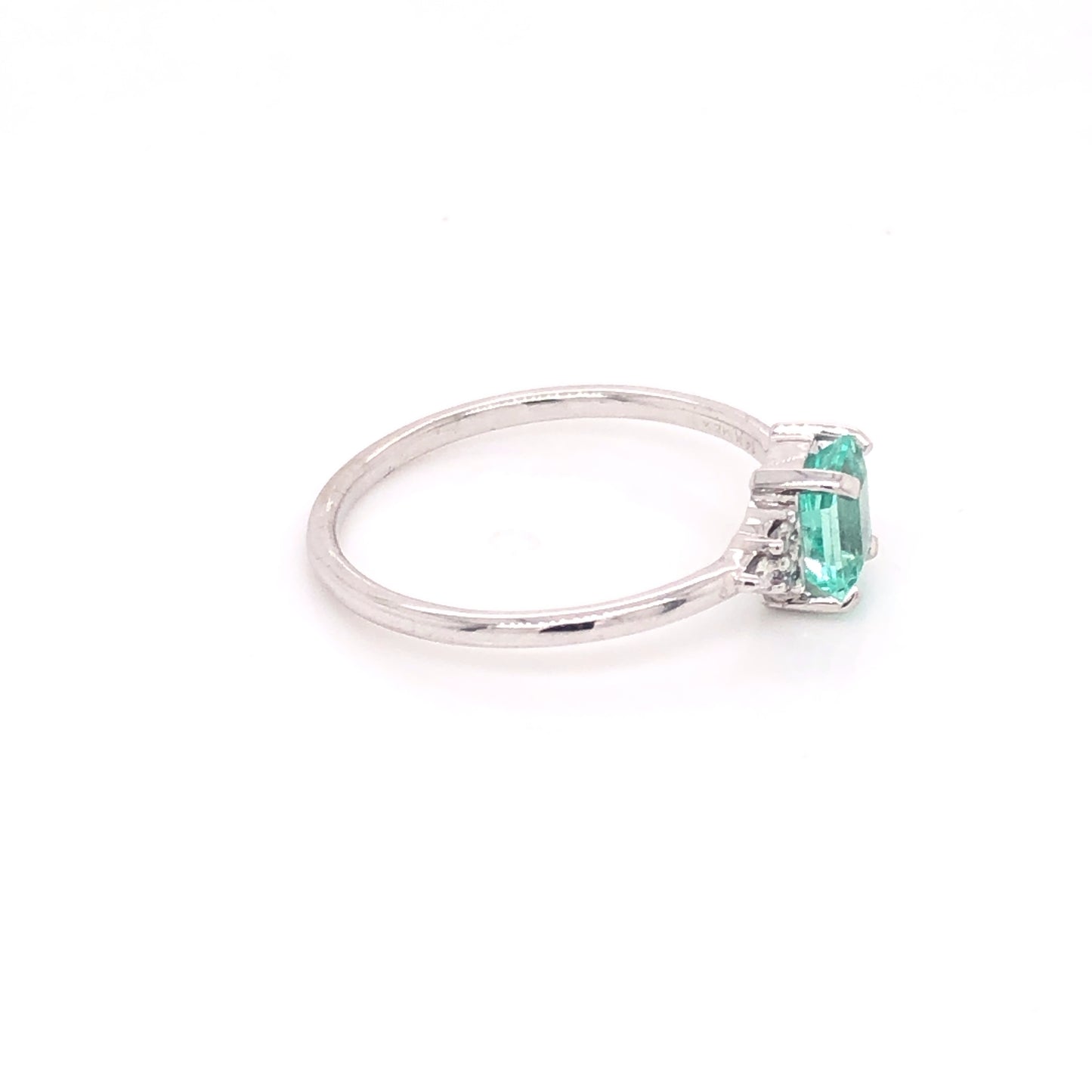 Anillo de Esmeralda con Diamantes Laterales (pieza única)