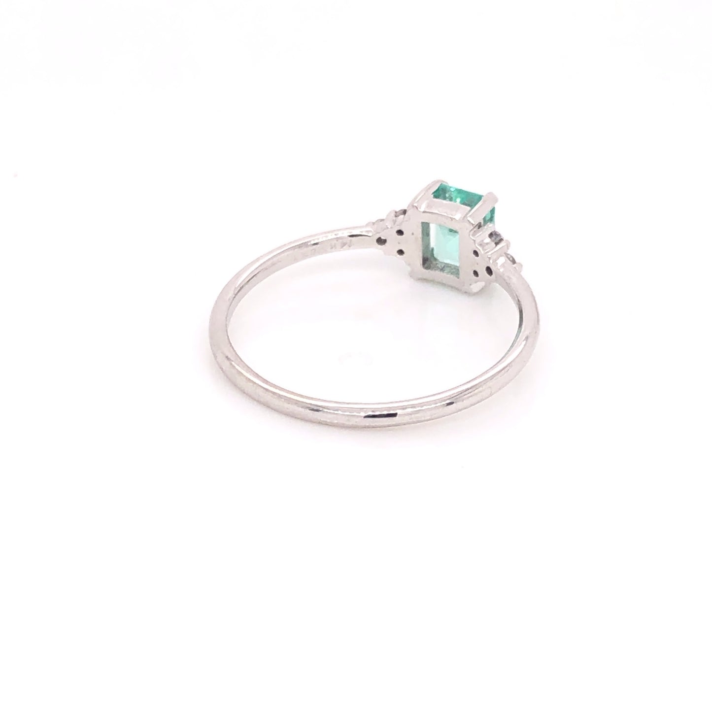 Anillo de Esmeralda con Diamantes Laterales (pieza única)