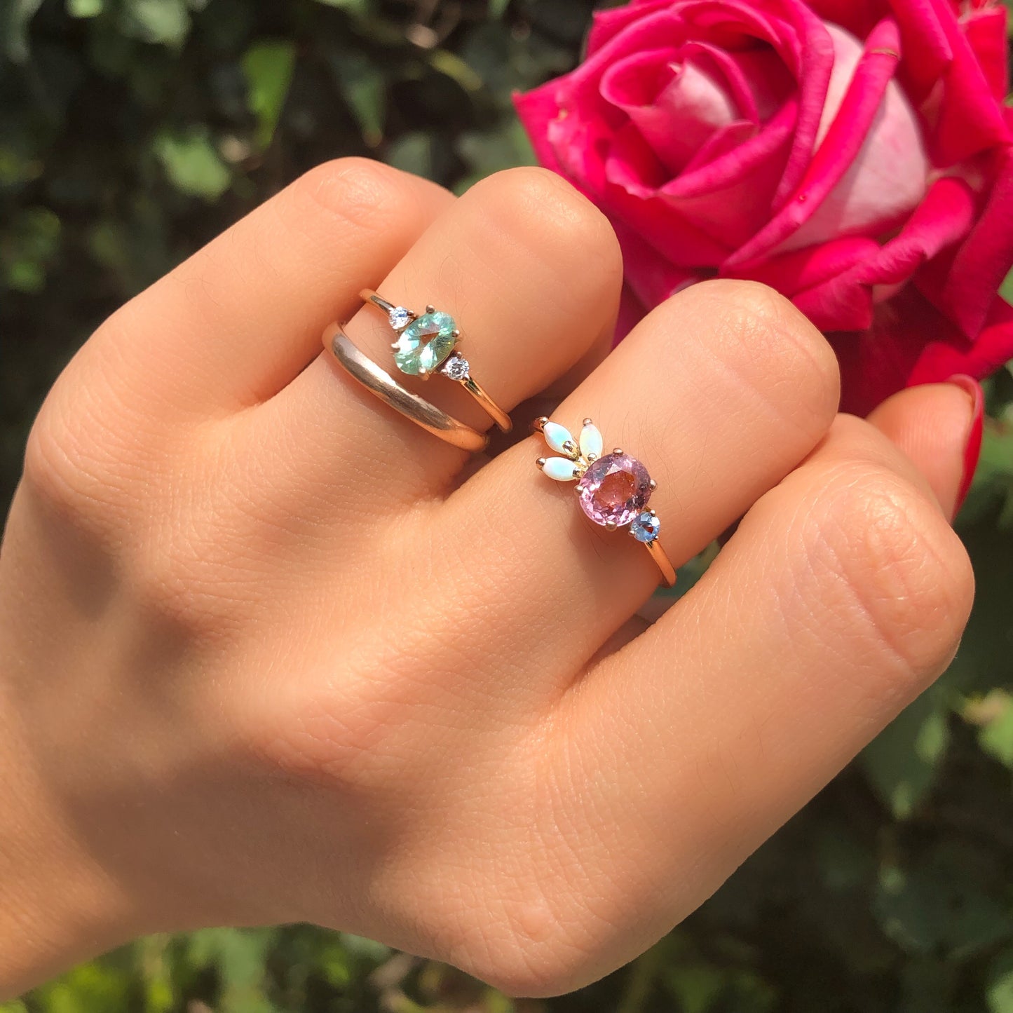 Anillo de Turmalina Rosa con Ópalos y Zafiro