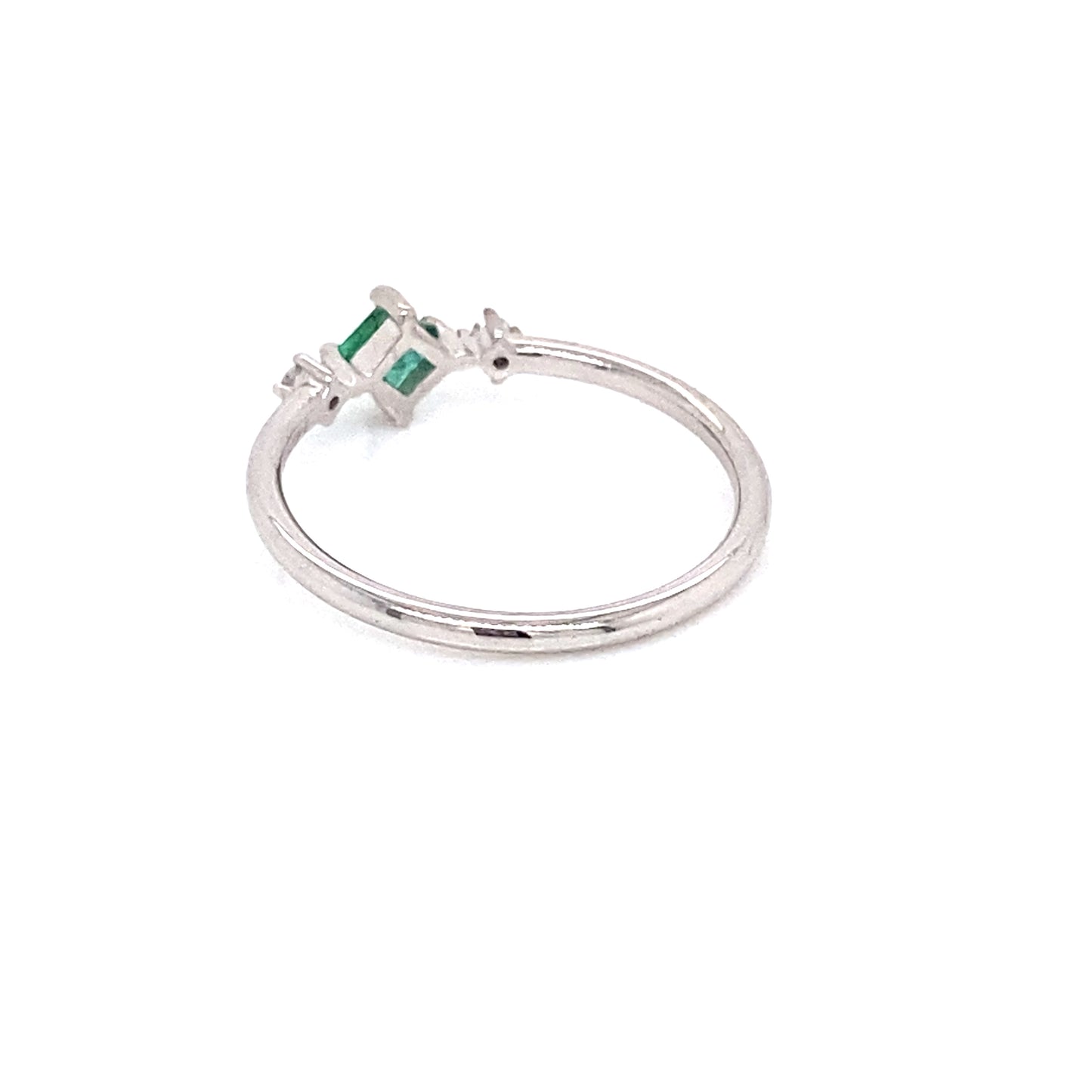 PIEZA ÚNICA / Anillo de esmeralda en rombo con diamantes laterales
