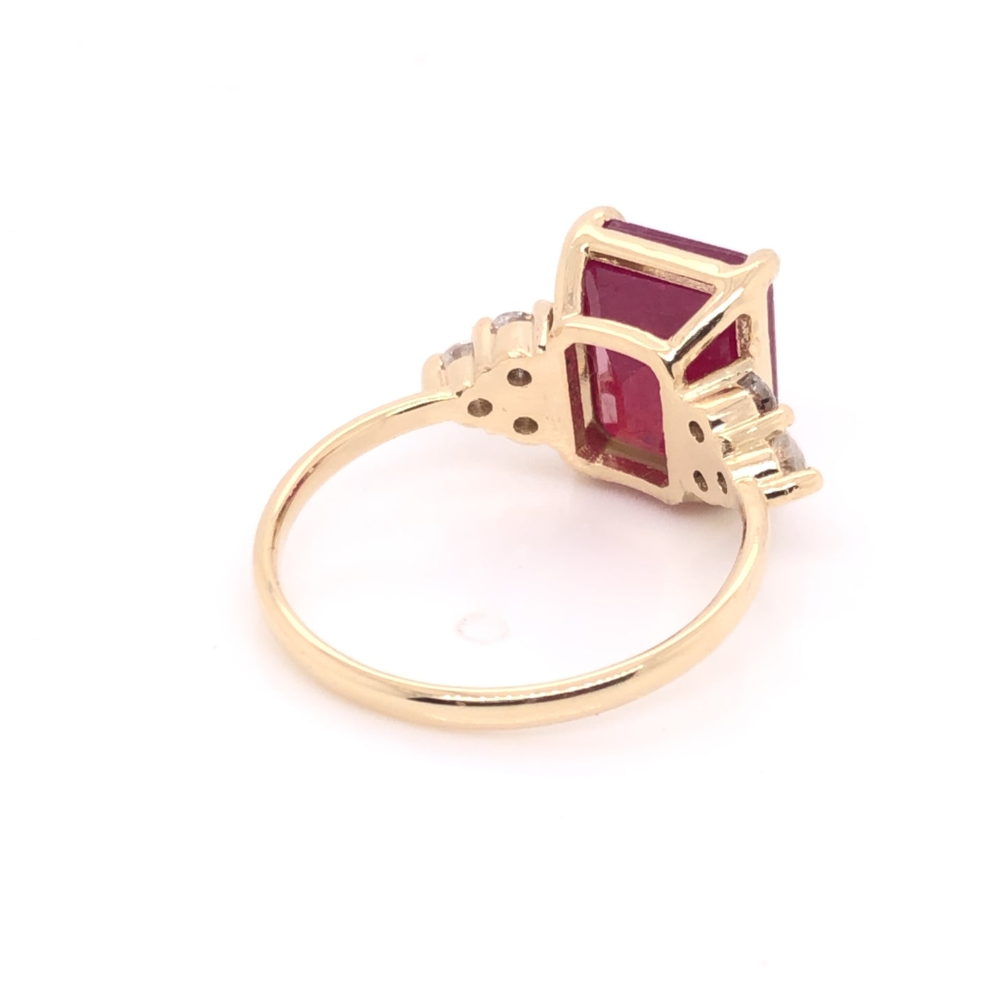 Anillo de Rubí corte Esmeralda con diamantes laterales (pieza única)