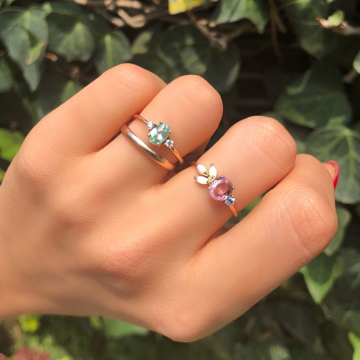 Anillo de Turmalina Rosa con Ópalos y Zafiro