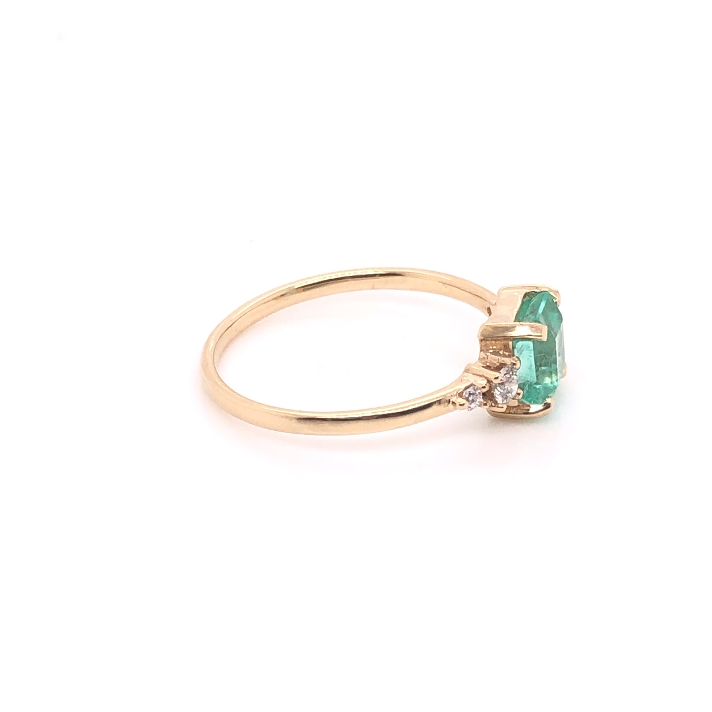 Anillo de Esmeralda con Diamantes Laterales (pieza única)