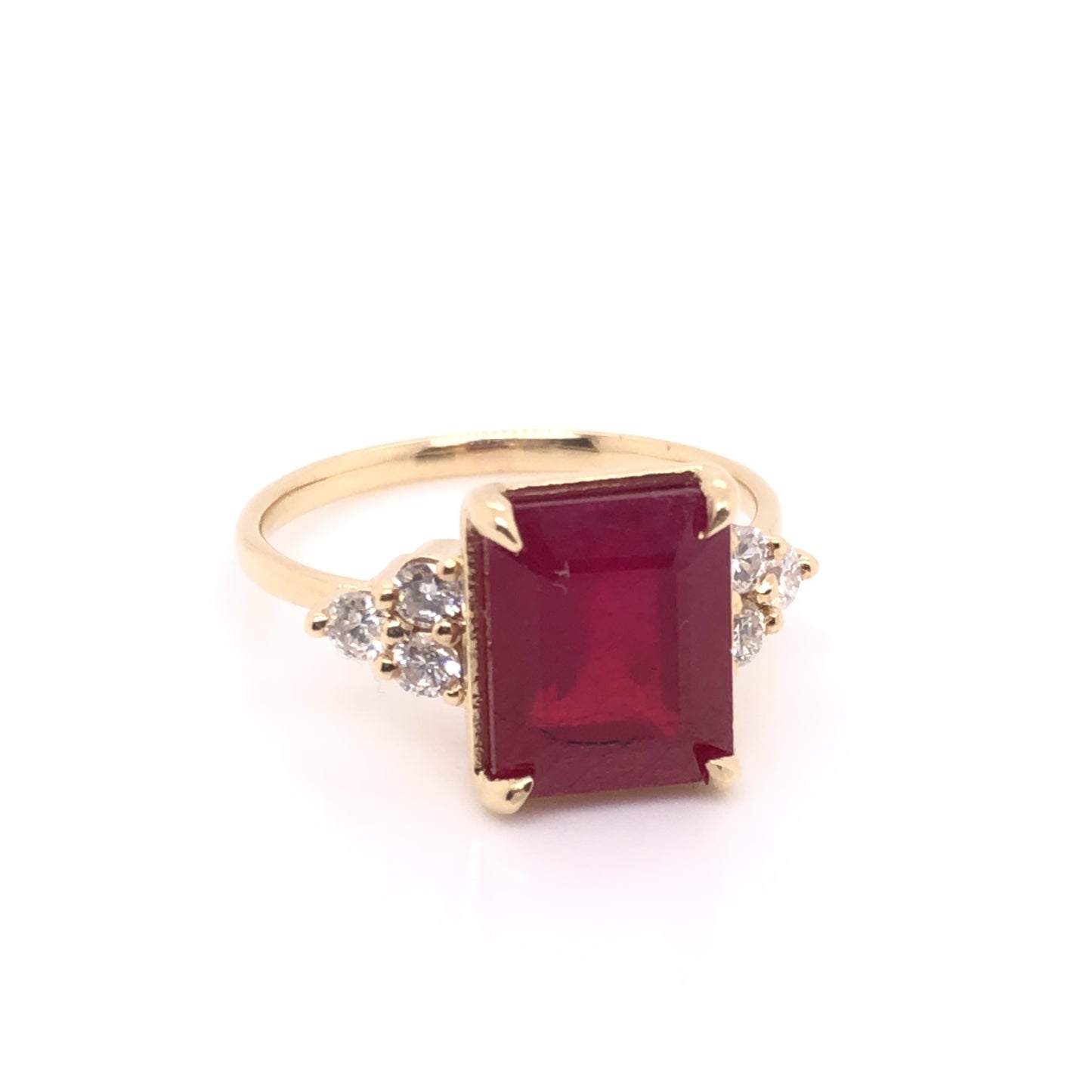 Anillo de Rubí corte Esmeralda con diamantes laterales (pieza única)