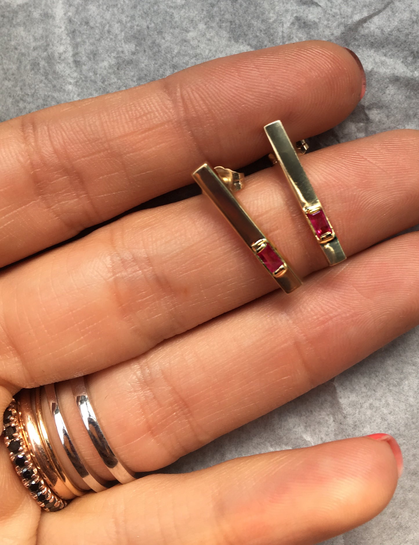Aretes de Barra con Rubí