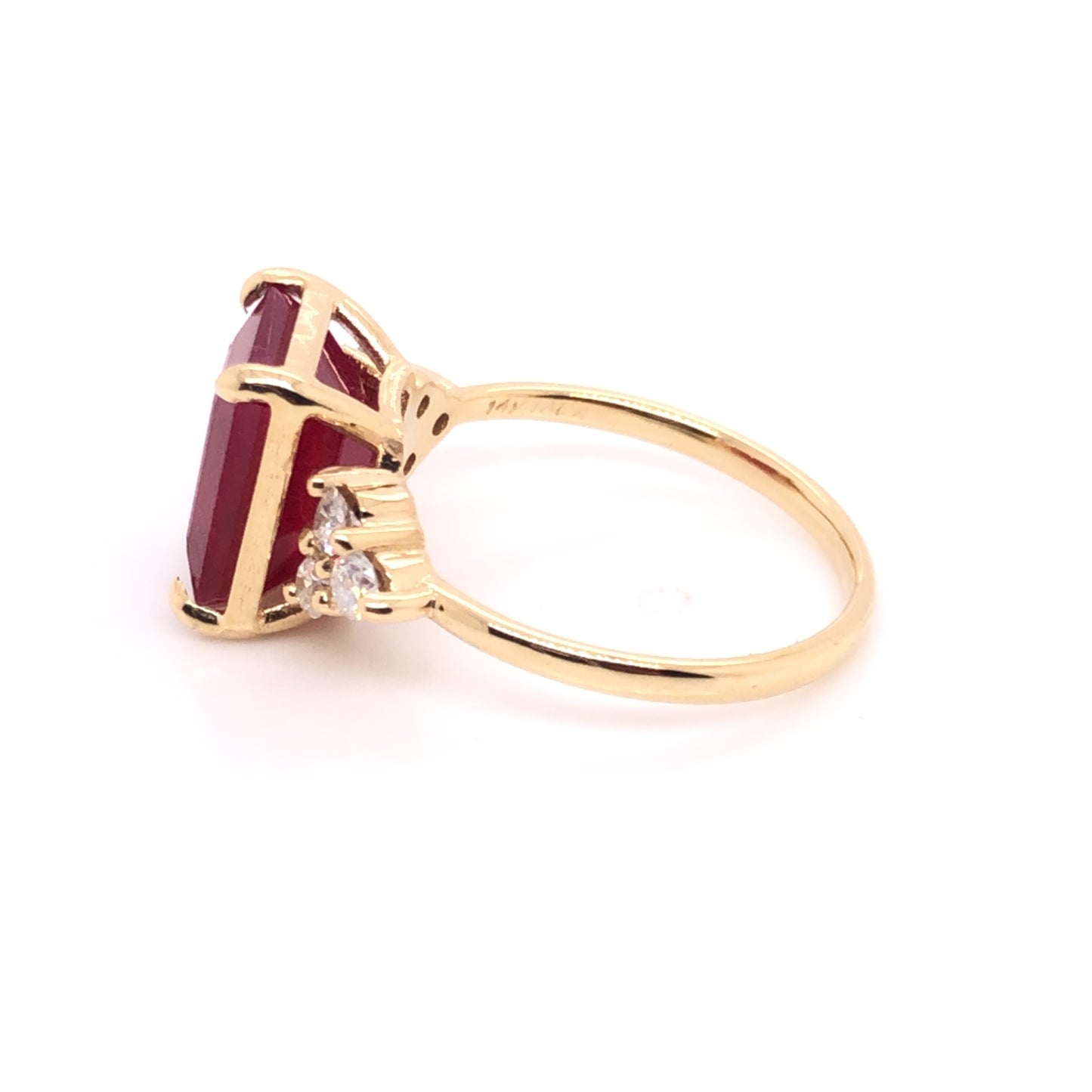 Anillo de Rubí corte Esmeralda con diamantes laterales (pieza única)