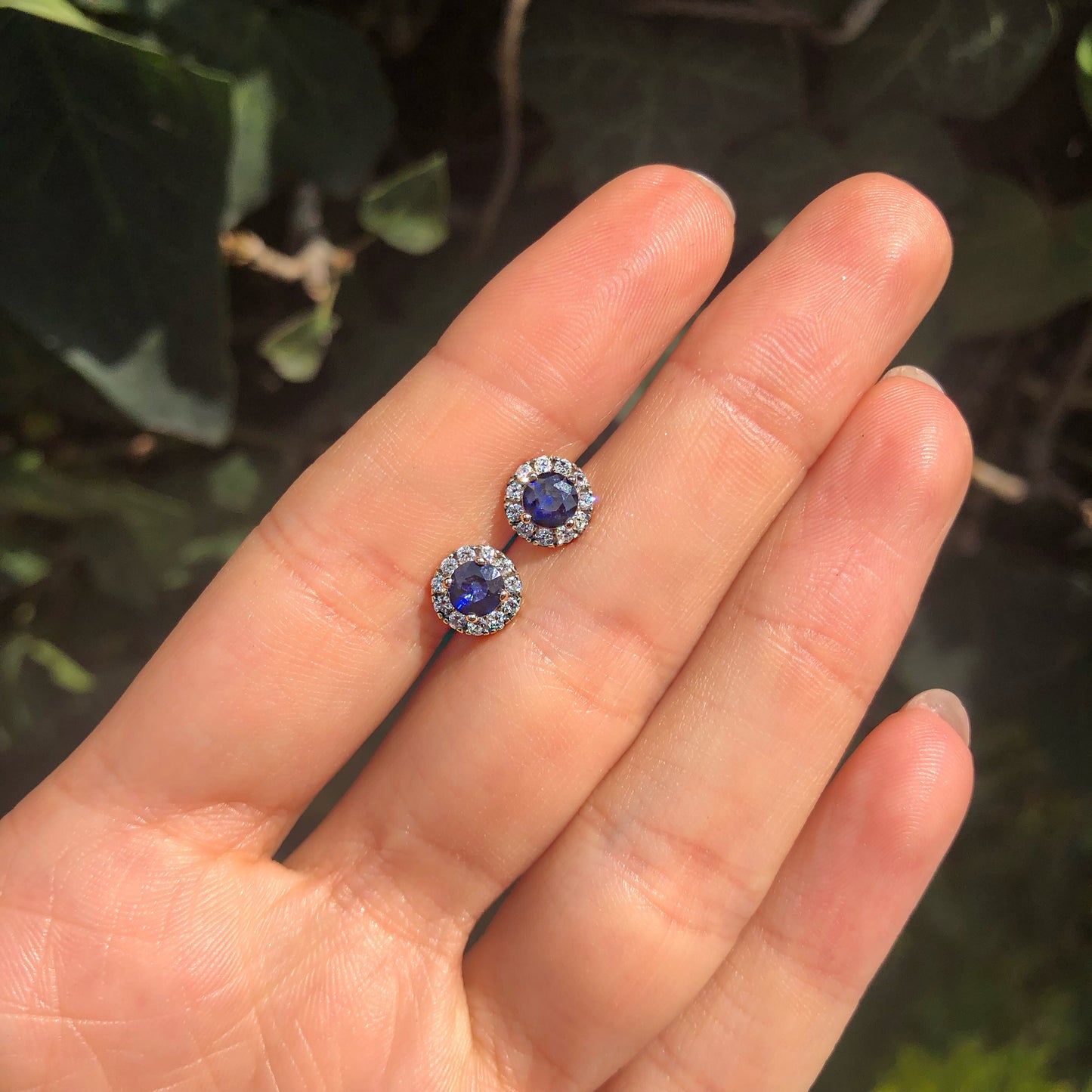 Aretes Beatríz de Zafiro o Rubí con Halo de Diamantes