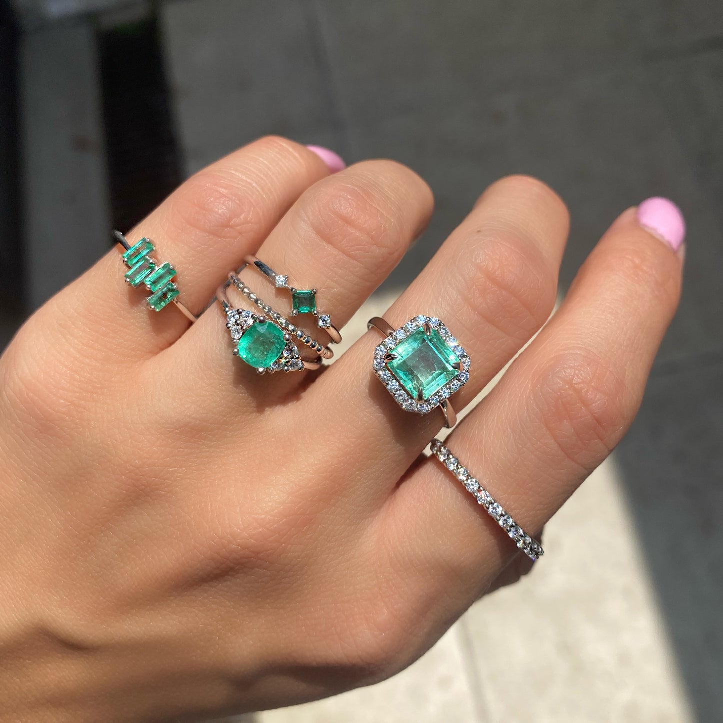 PIEZA ÚNICA / Anillo de esmeralda en rombo con diamantes laterales