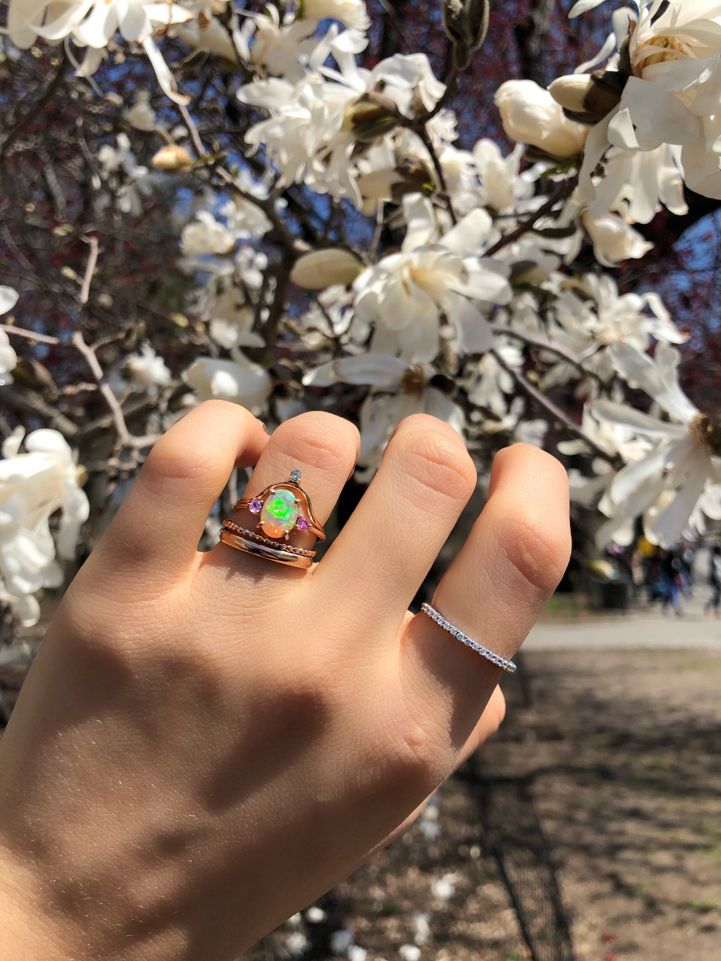 Anillo de Ópalo con Zafiros Rosas