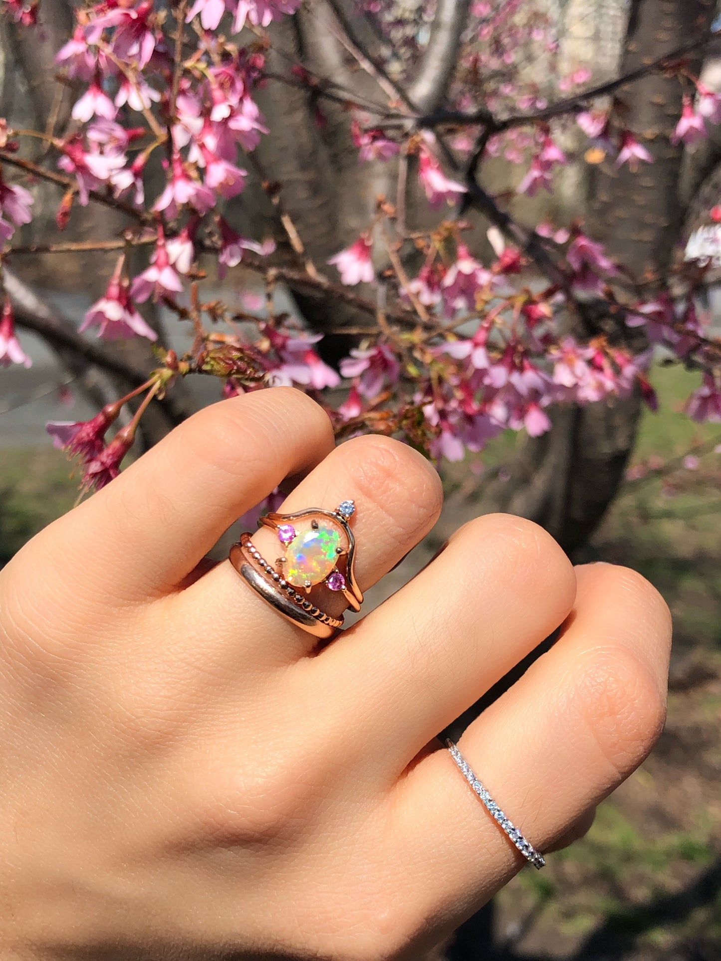 Anillo de Ópalo con Zafiros Rosas