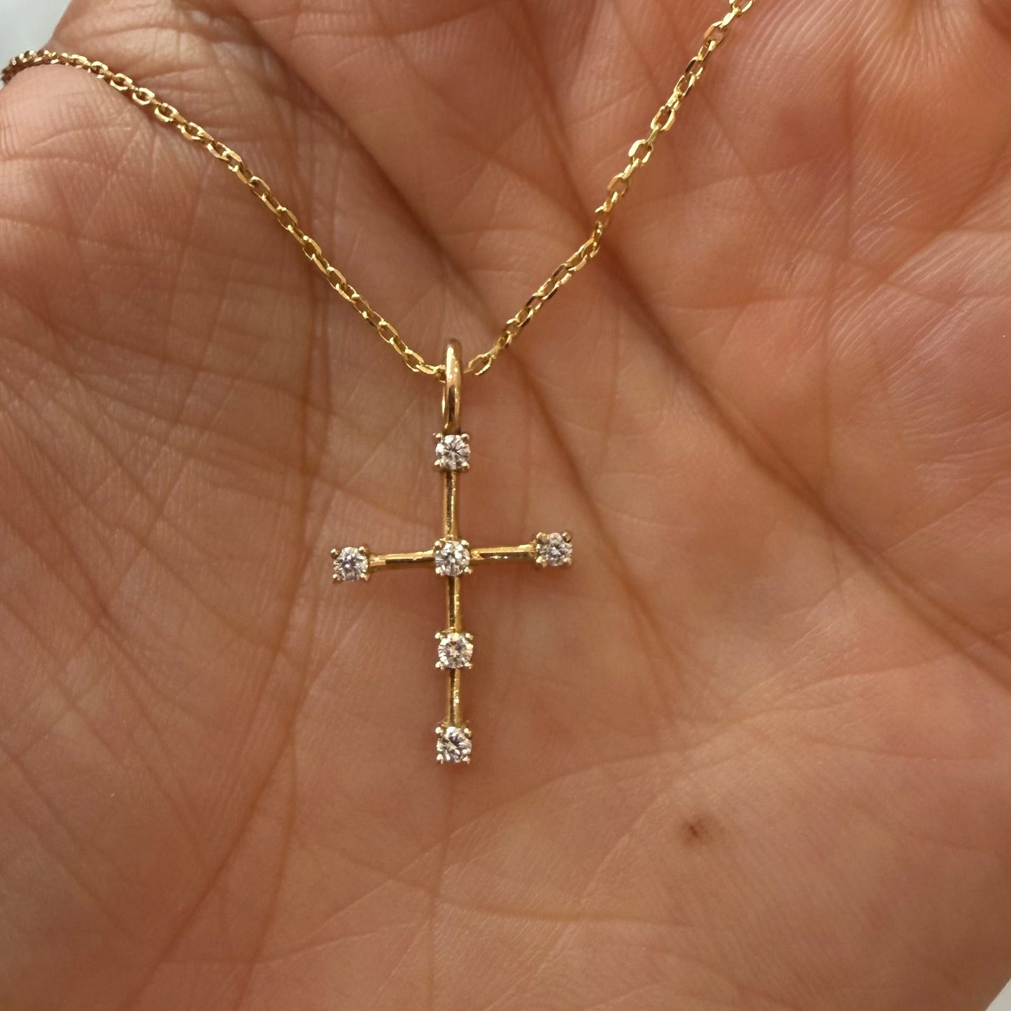 Charm de Cruz Con Diamantes Redondos (No incluye cadena)