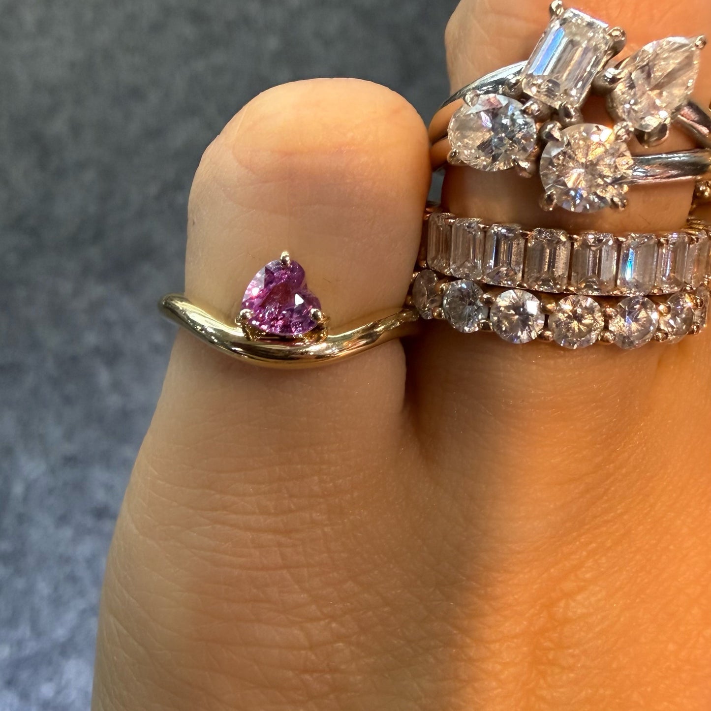 Anillo Curva Corazón con Zafiros A Elegir