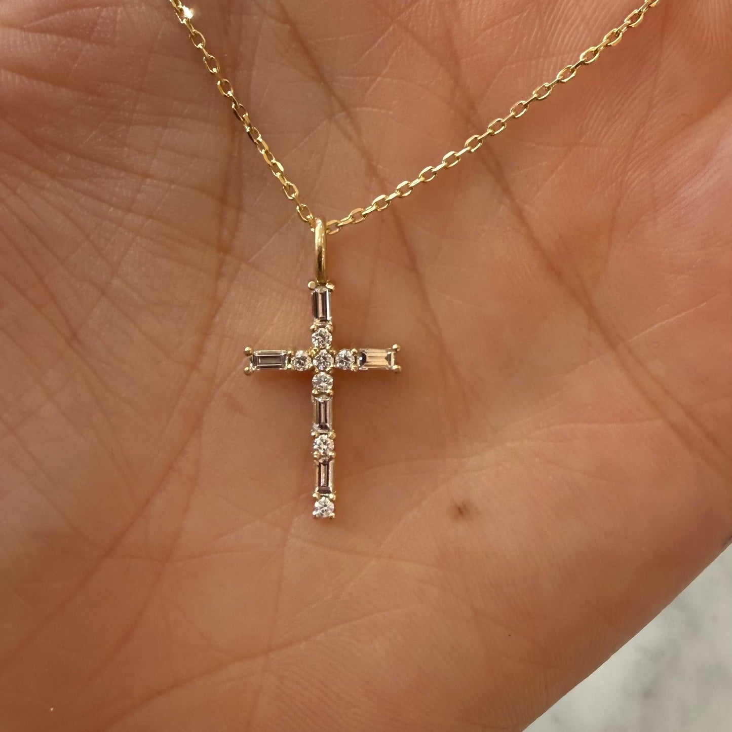 Charm de Cruz Con Diamantes Redondos y Baguette (No incluye cadena)