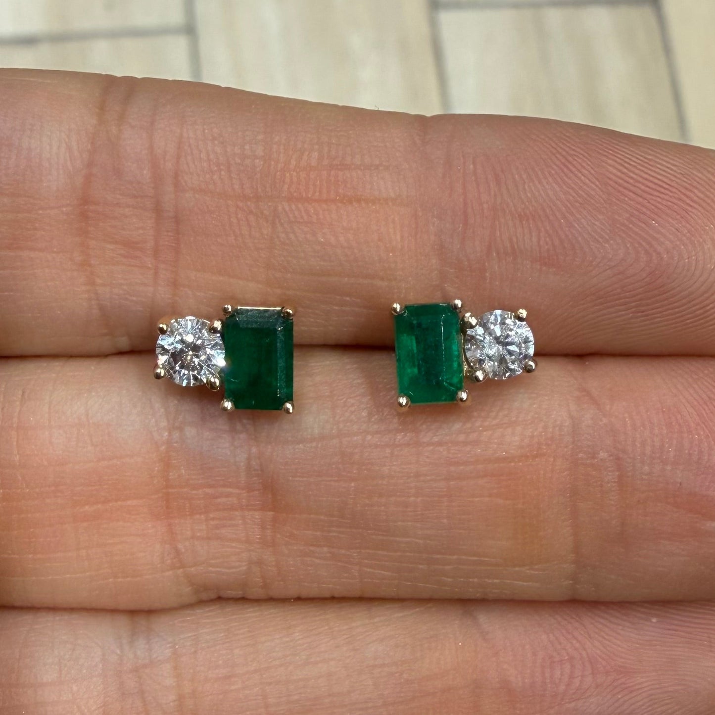 Par de Aretes de Esmeralda y diamantes de 0.25ct cada uno (tres pares)