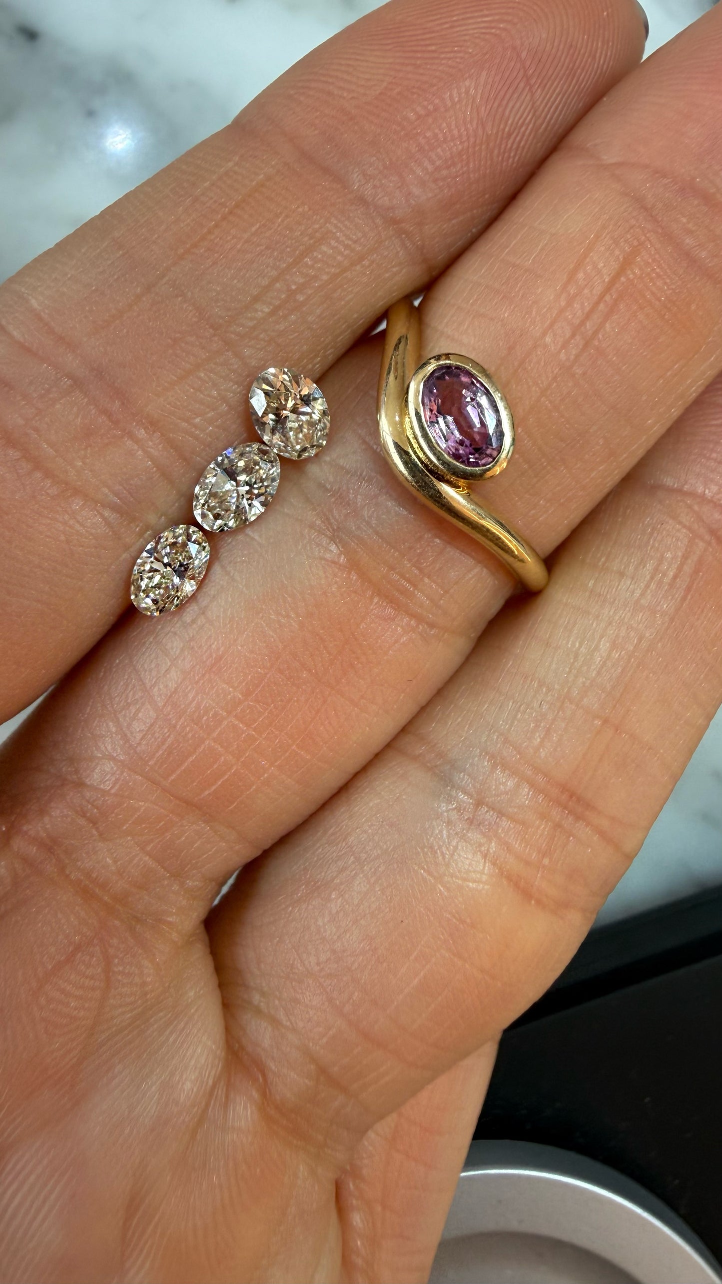 Anillo Curvo Oval con Diamante Champagne