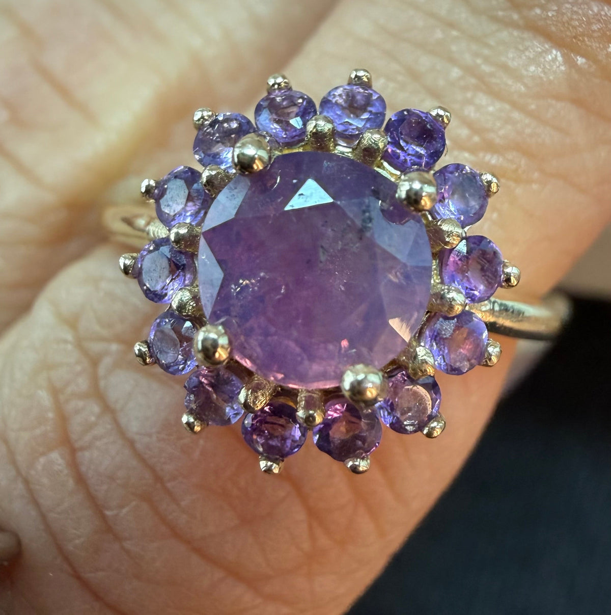PIEZA ÚNICA / ENTREGA INMEDIATA / Anillo de Zafiro Opalescente con Halo de Amatistas – Oro Amarillo Talla 7