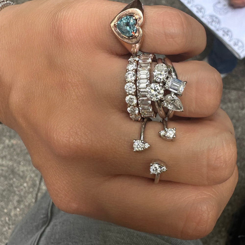 
                      
                        Anillo Jaqueline con Zafiros Azul Verdosos y Diamantes (edición limitada)
                      
                    