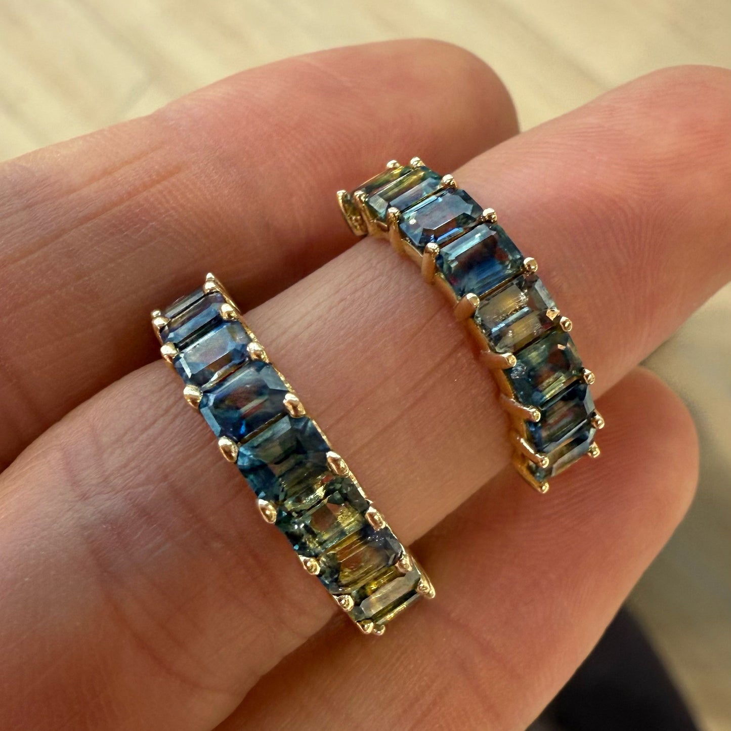 ENTREGA INMEDIATA / PIEZA ÚNICA /Media Churumbela de Zafiros Azules Verdosos Bicolor Corte Esmeralda / Oro Amarillo 14k / Talla 5.5