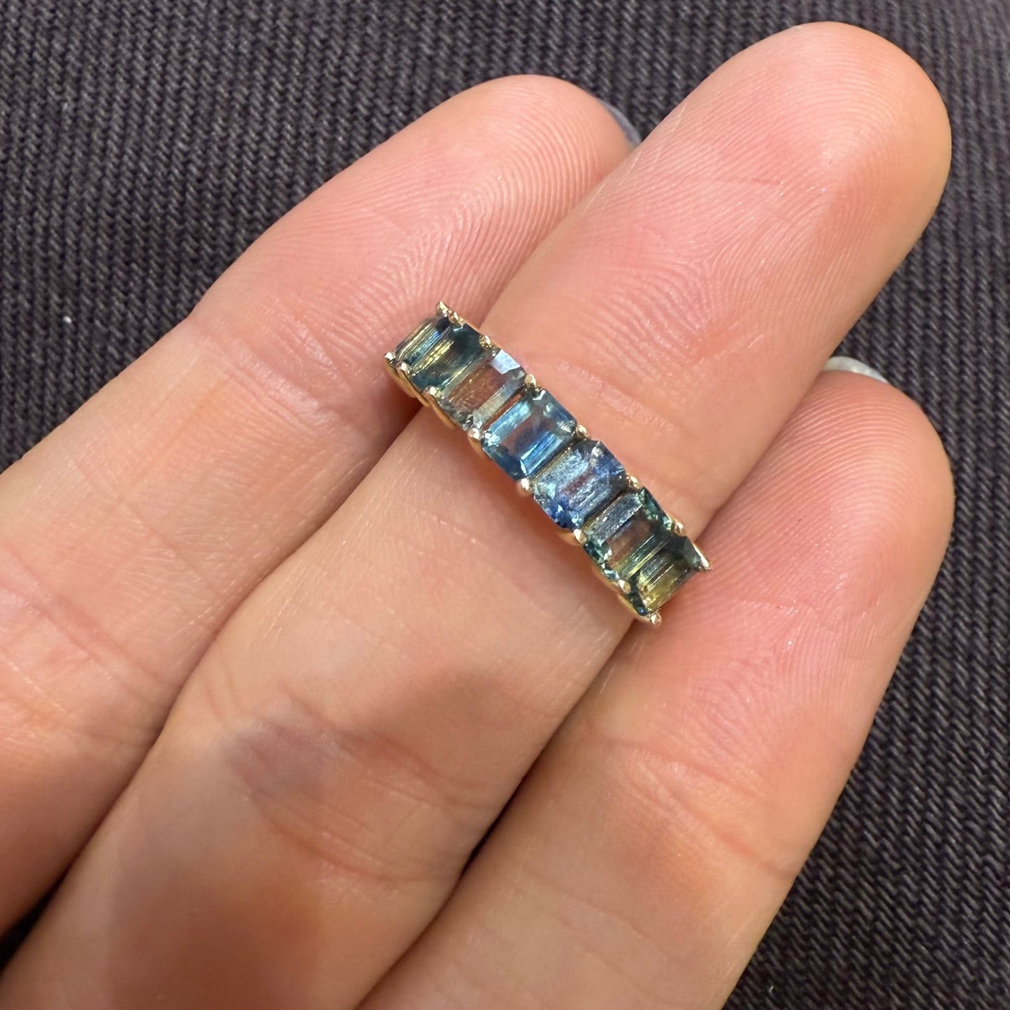 ENTREGA INMEDIATA / PIEZA ÚNICA /Media Churumbela de Zafiros Azules Verdosos Bicolor Corte Esmeralda / Oro Amarillo 14k / Talla 5.5