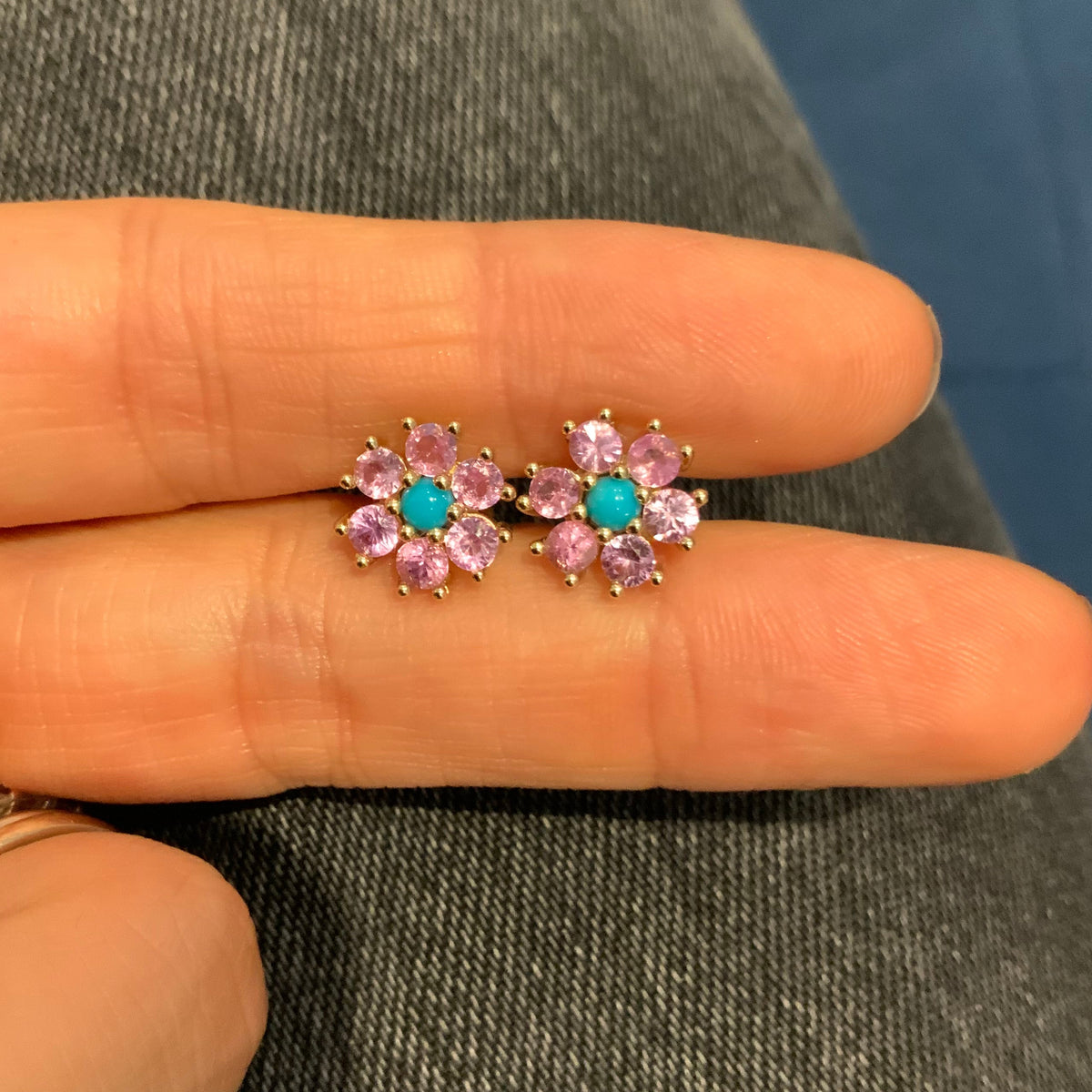 Aretes de Flores de Zafiros con Centro de Turquesa