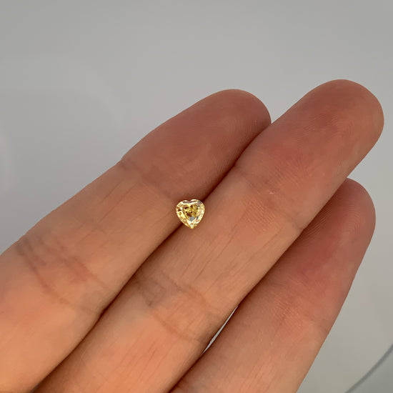 Diamante Amarillo en Corte Corazón de 0.52ct / Medidas 4.6 x 4.55mm