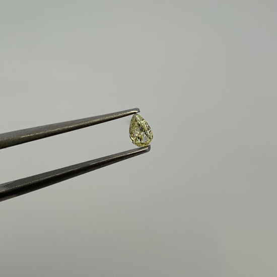 Diamante Amarillo en Corte Gota de 0.14ct / Medidas 4.45 x 2.82mm