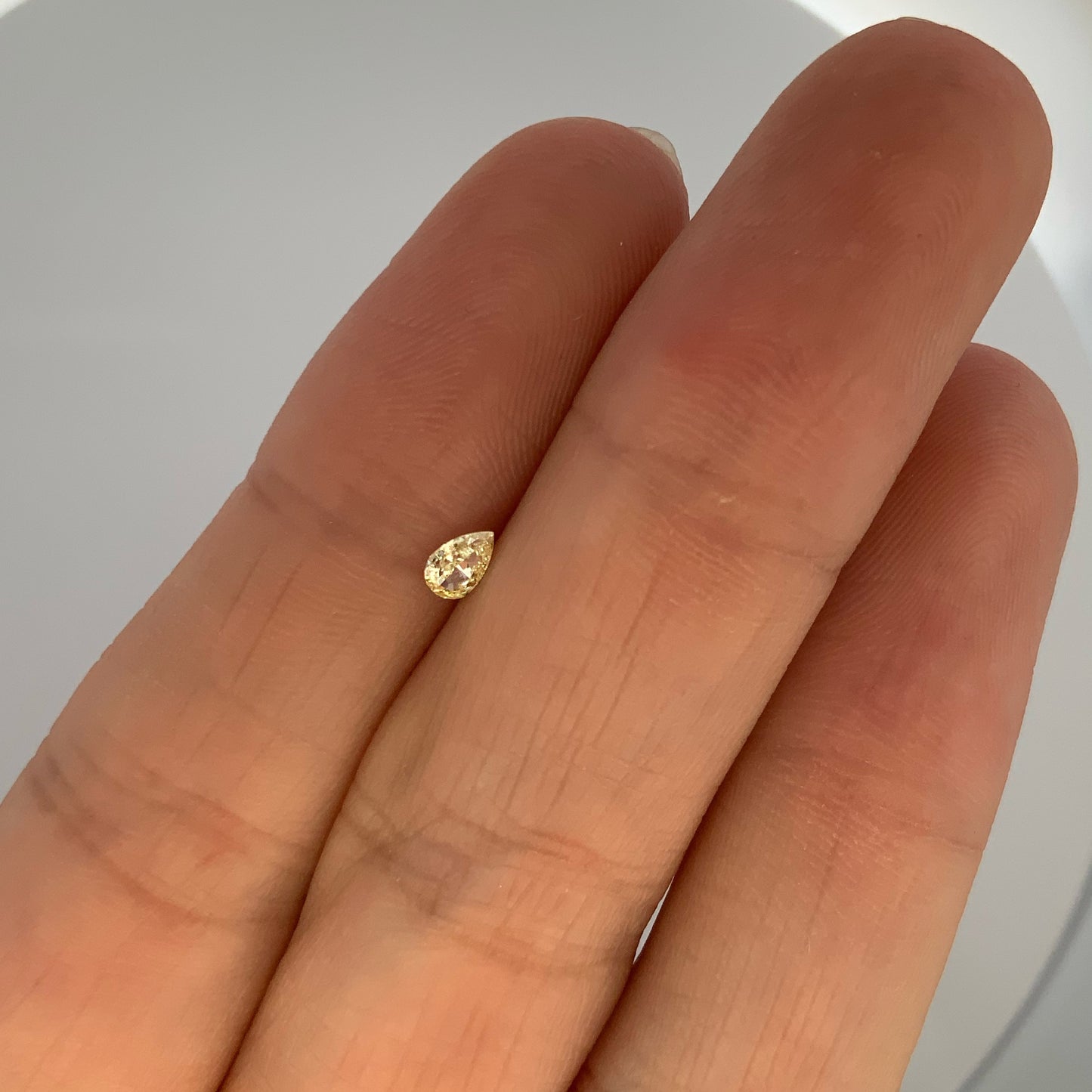 Diamante Amarillo en Corte Gota de 0.14ct / Medidas 4.45 x 2.82mm