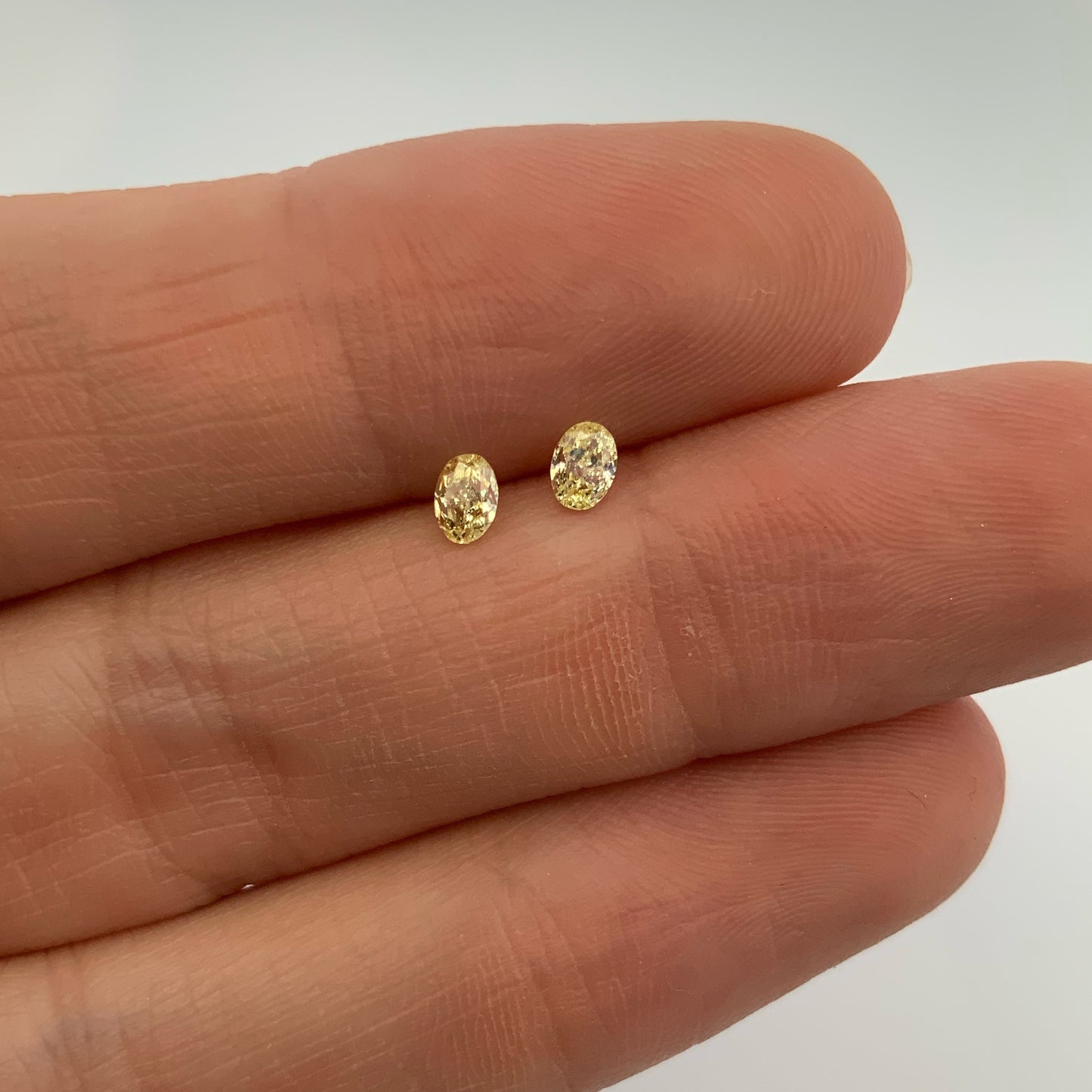 Par de Diamantes Amarillos en corte Ovalado de 0.33ct TOTAL / Medidas 3.91 x 2.82 mm