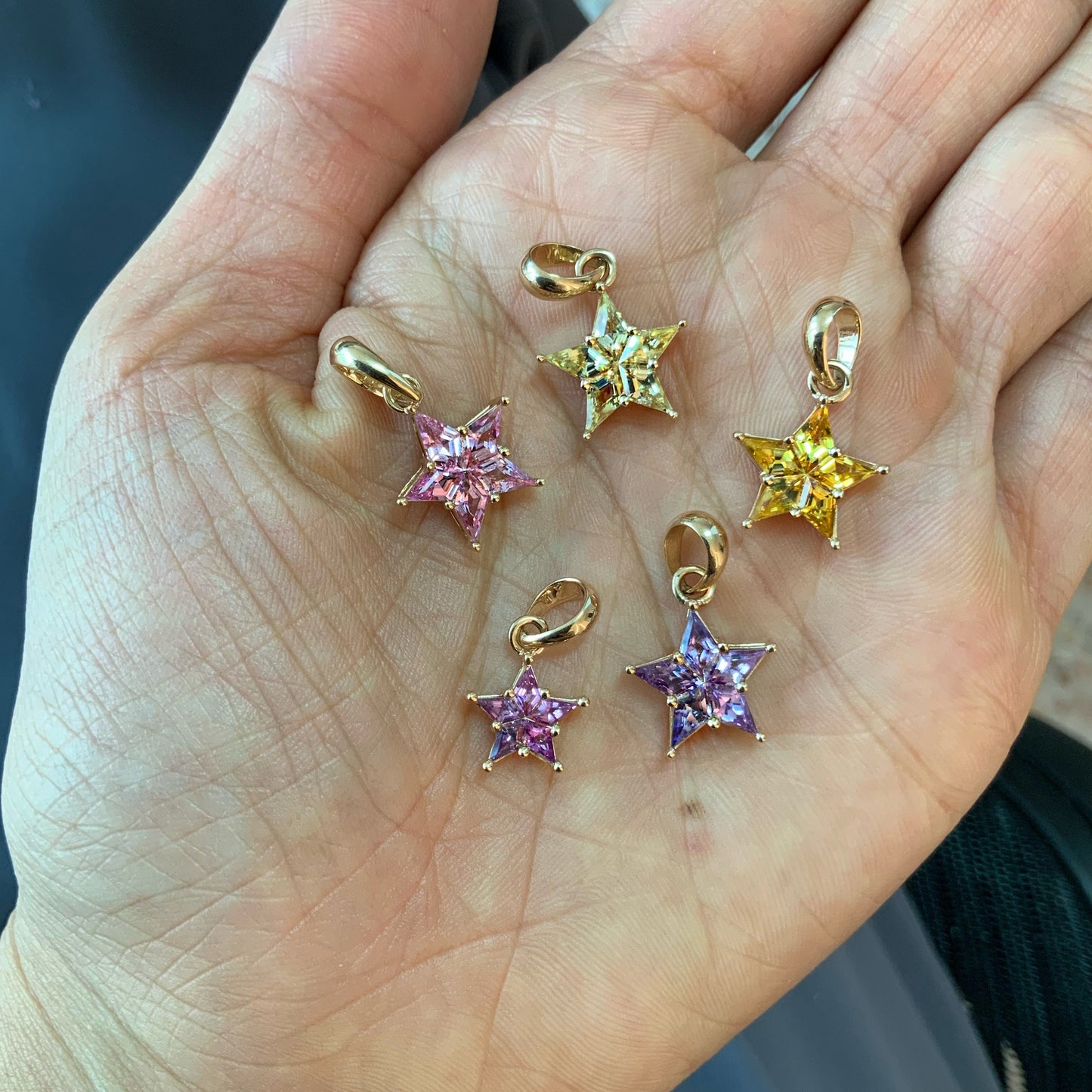 ENTREGA INMEDIATA / PIEZA ÚNICA / Charm Estrella Rompecabezas de Zafiros Rosas CHICO  / Oro amarillo 14K / SIN CADENA